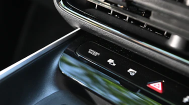Mercedes CLA Hybrid - centre console switchgear