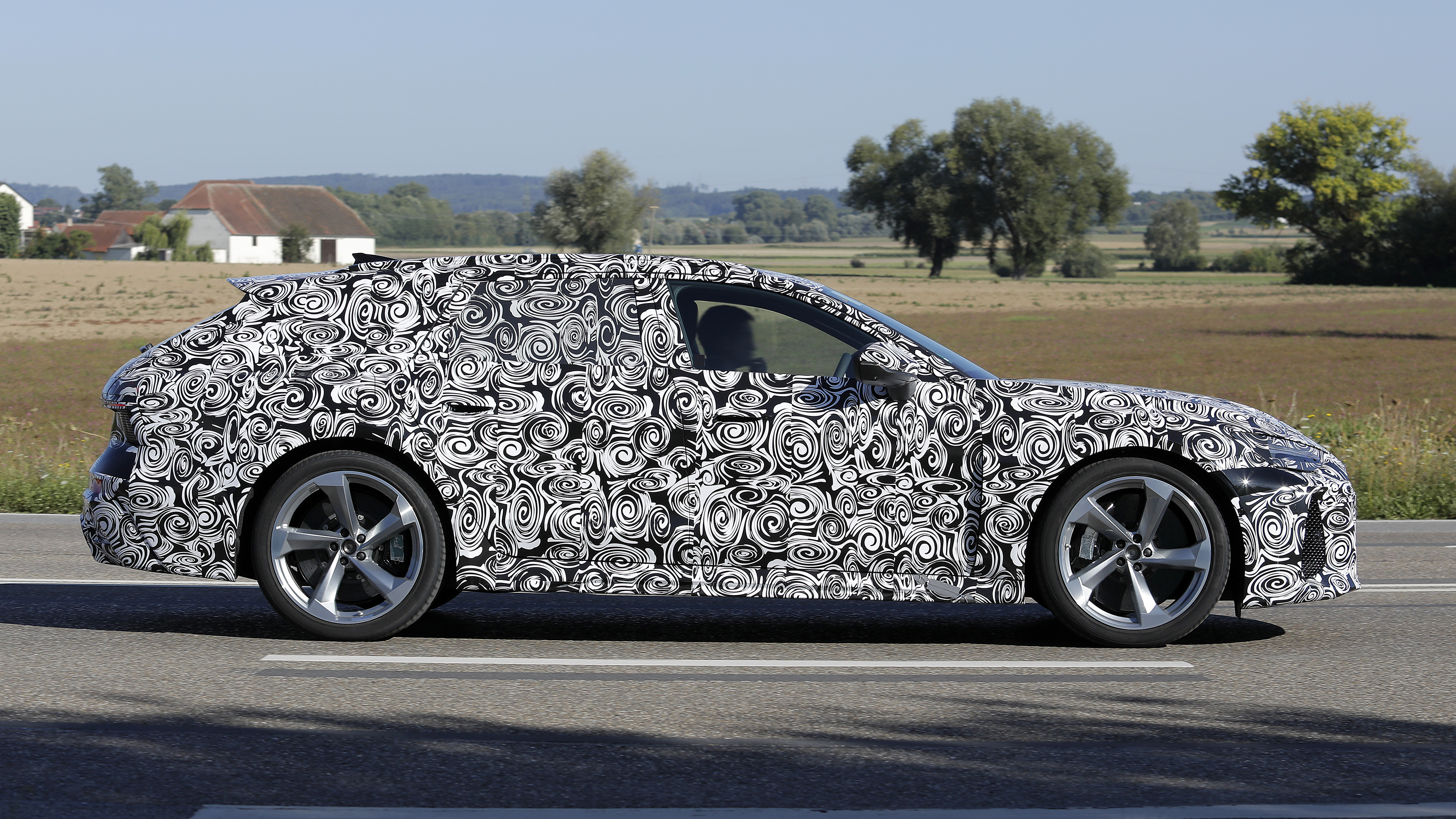 New Audi RS 6 Avant spy shot - side tracking 