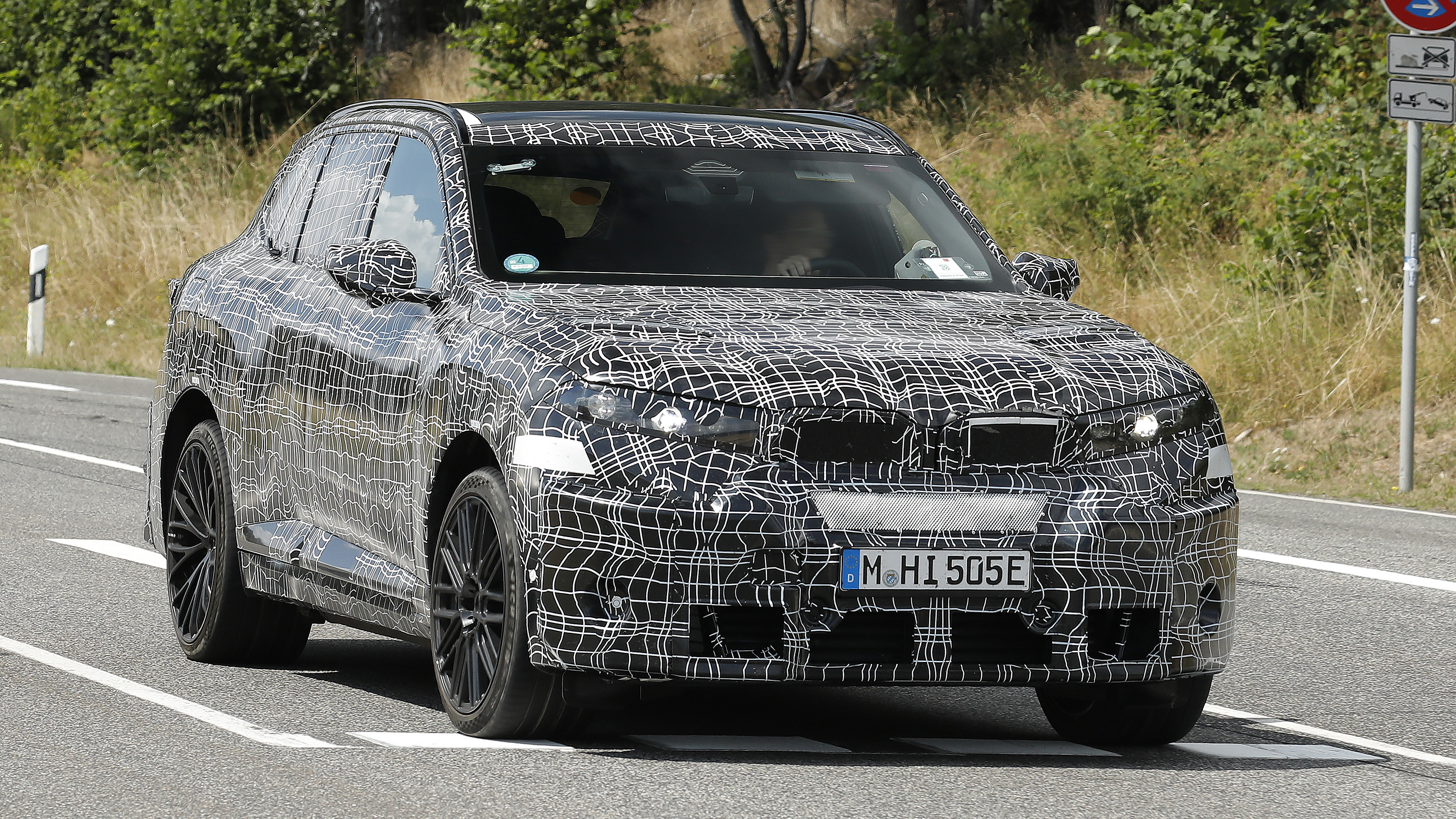 New BMW iX5 M - front tracking 