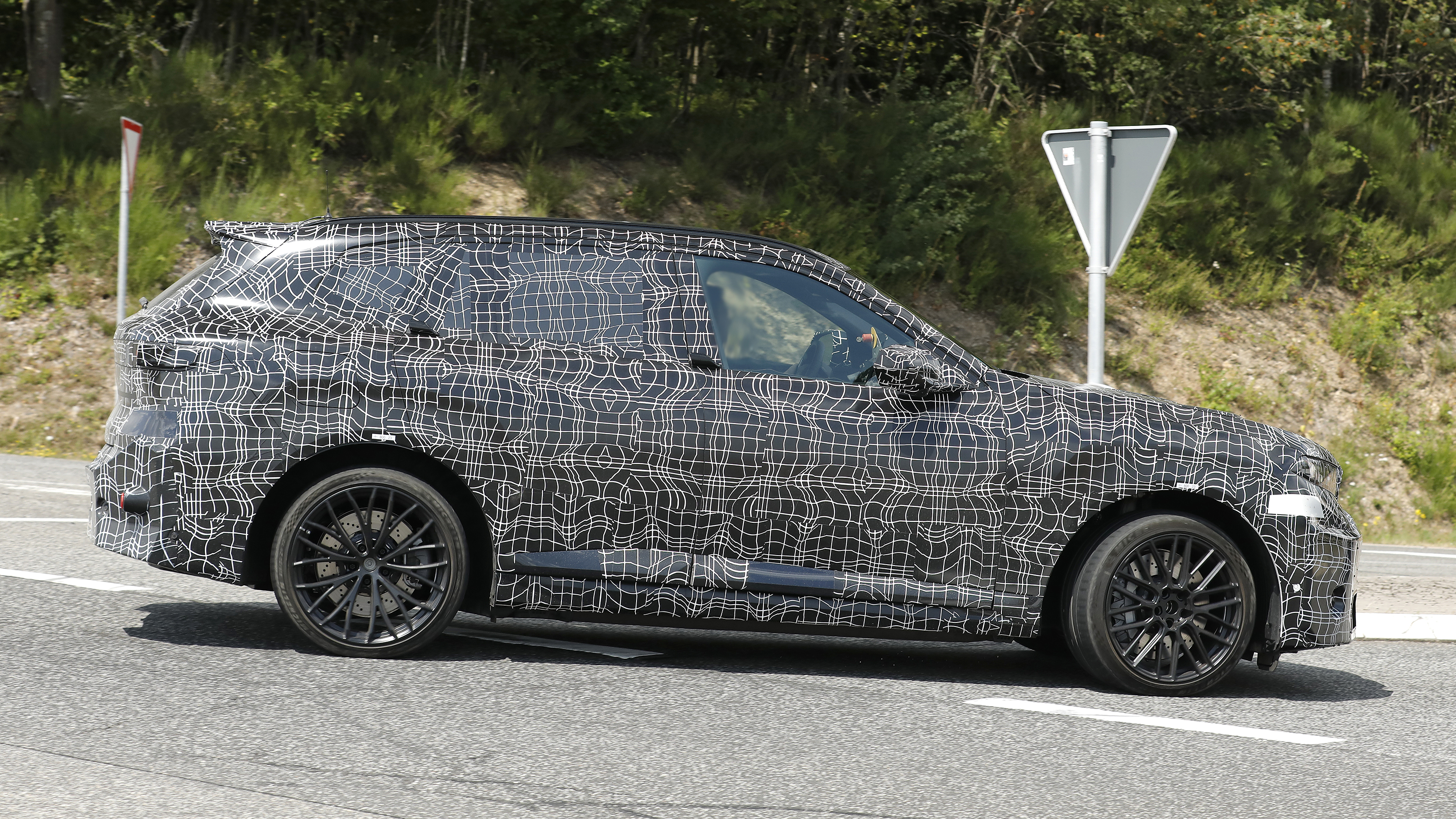 New BMW iX5 M - side 