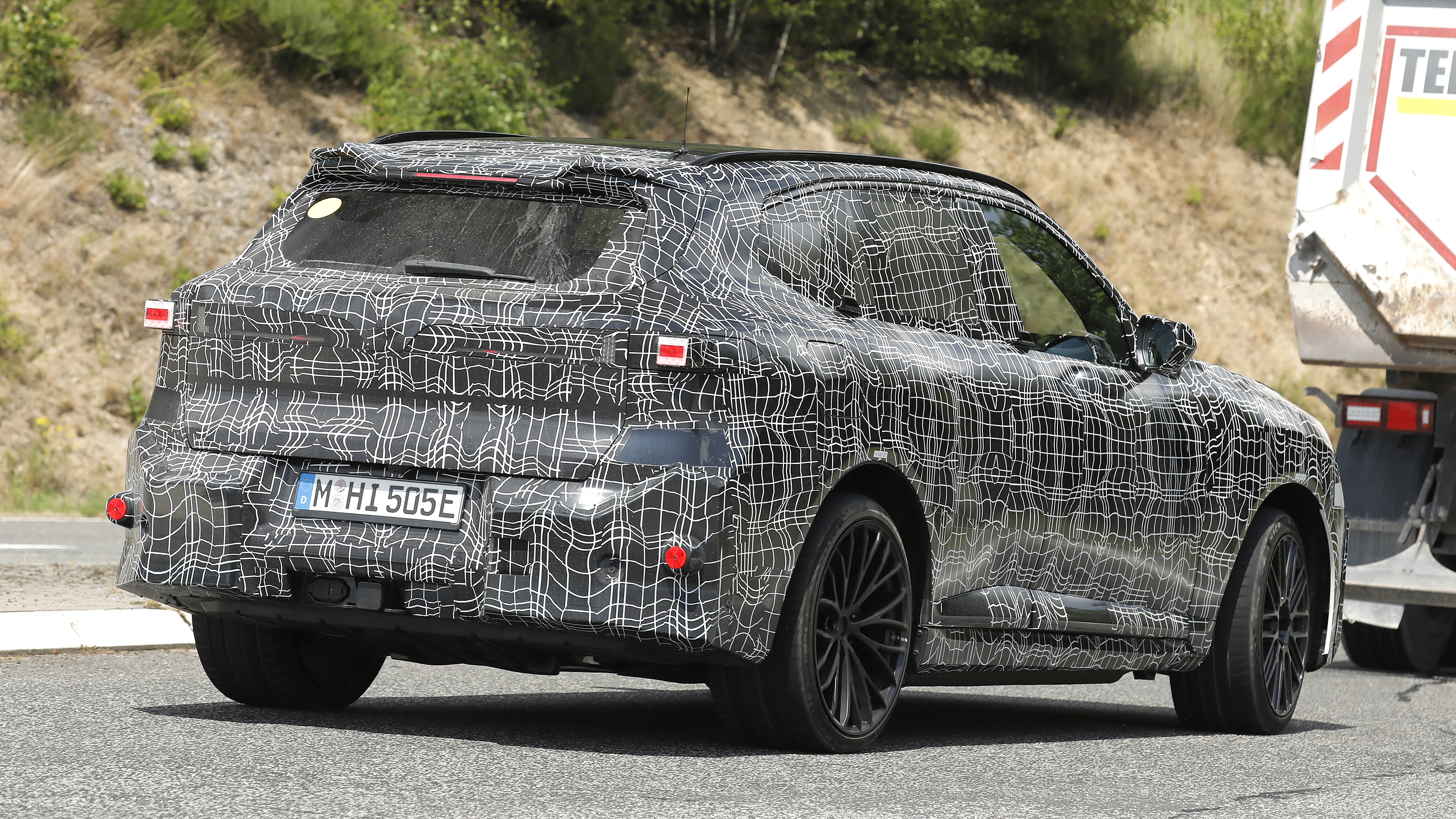 New BMW iX5 M - rear tracking 