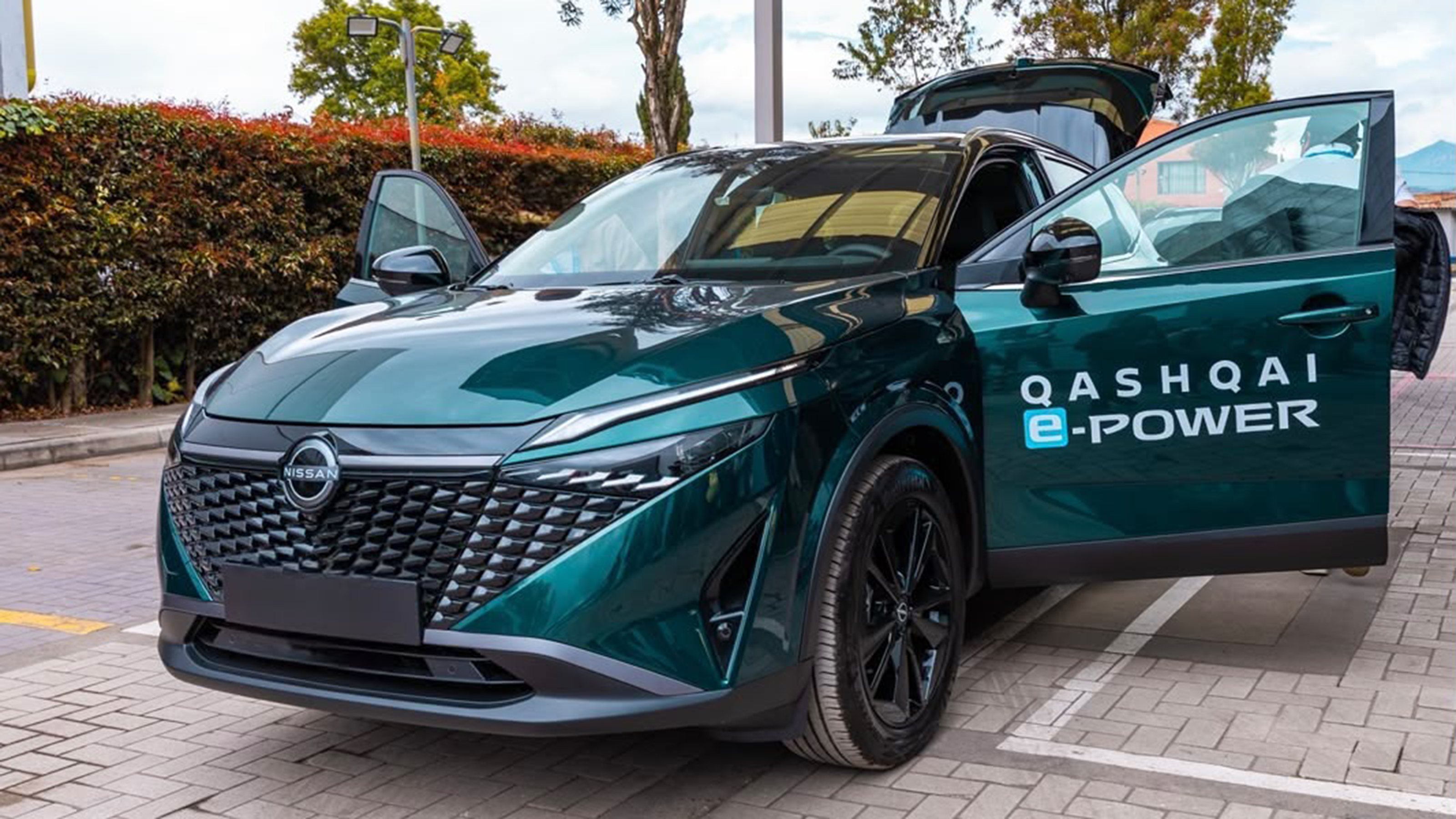 Nissan Qashqai e-Power Guinness World Record holder - front static 