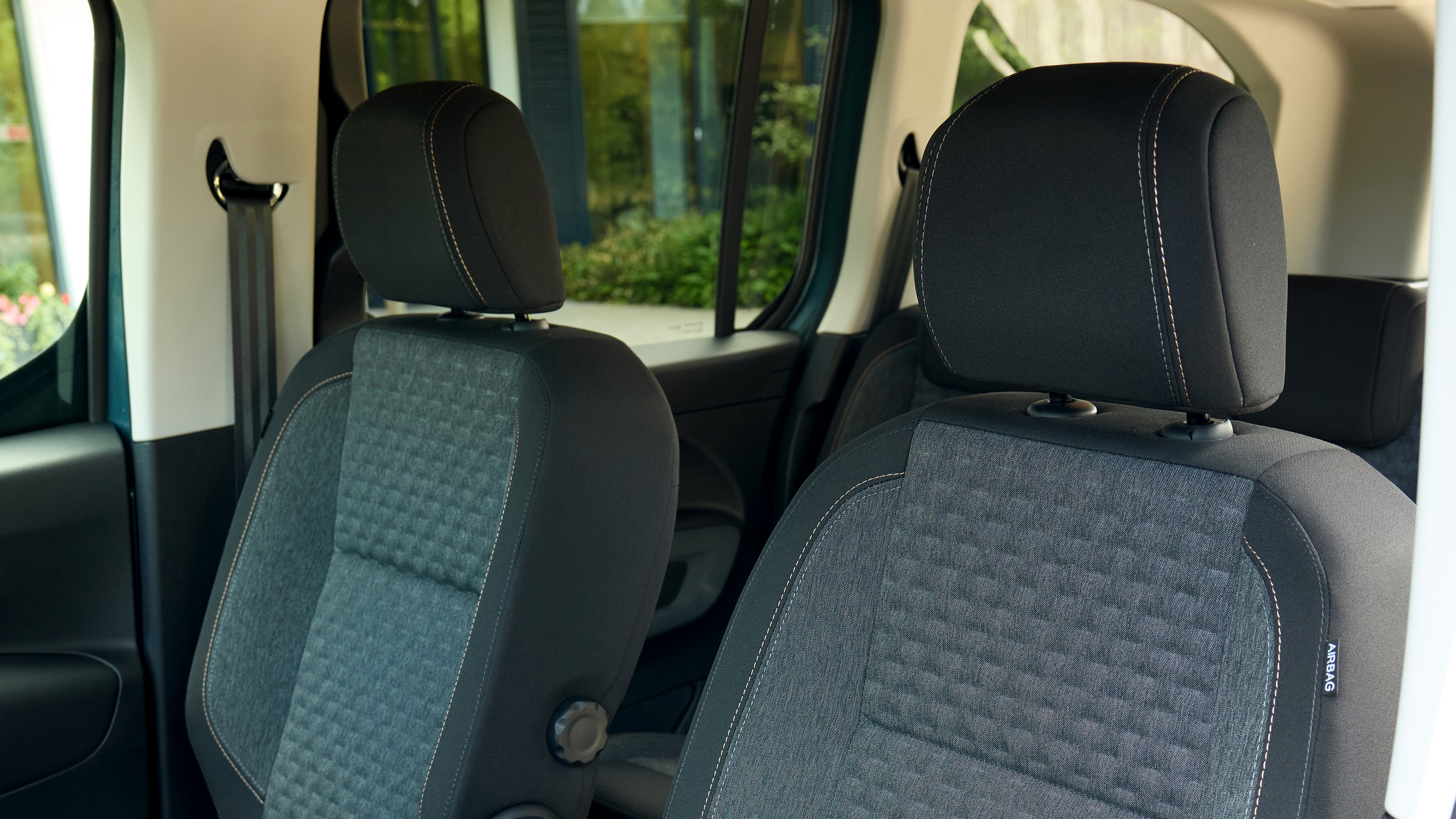 Peugeot E-Rifter - front seats