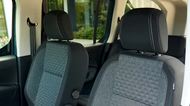 Peugeot E-Rifter - front seats