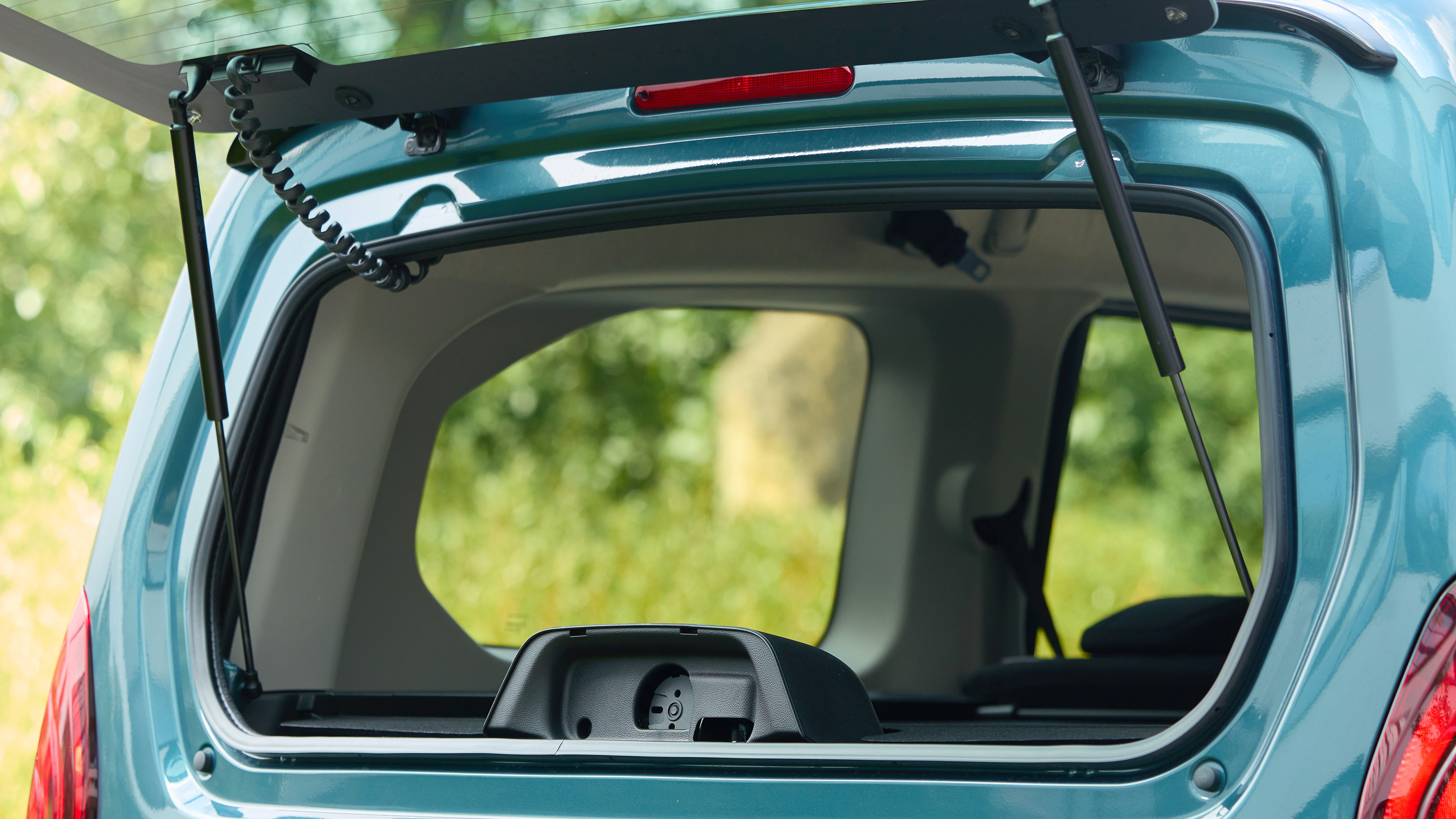 Peugeot E-Rifter - opening rear window