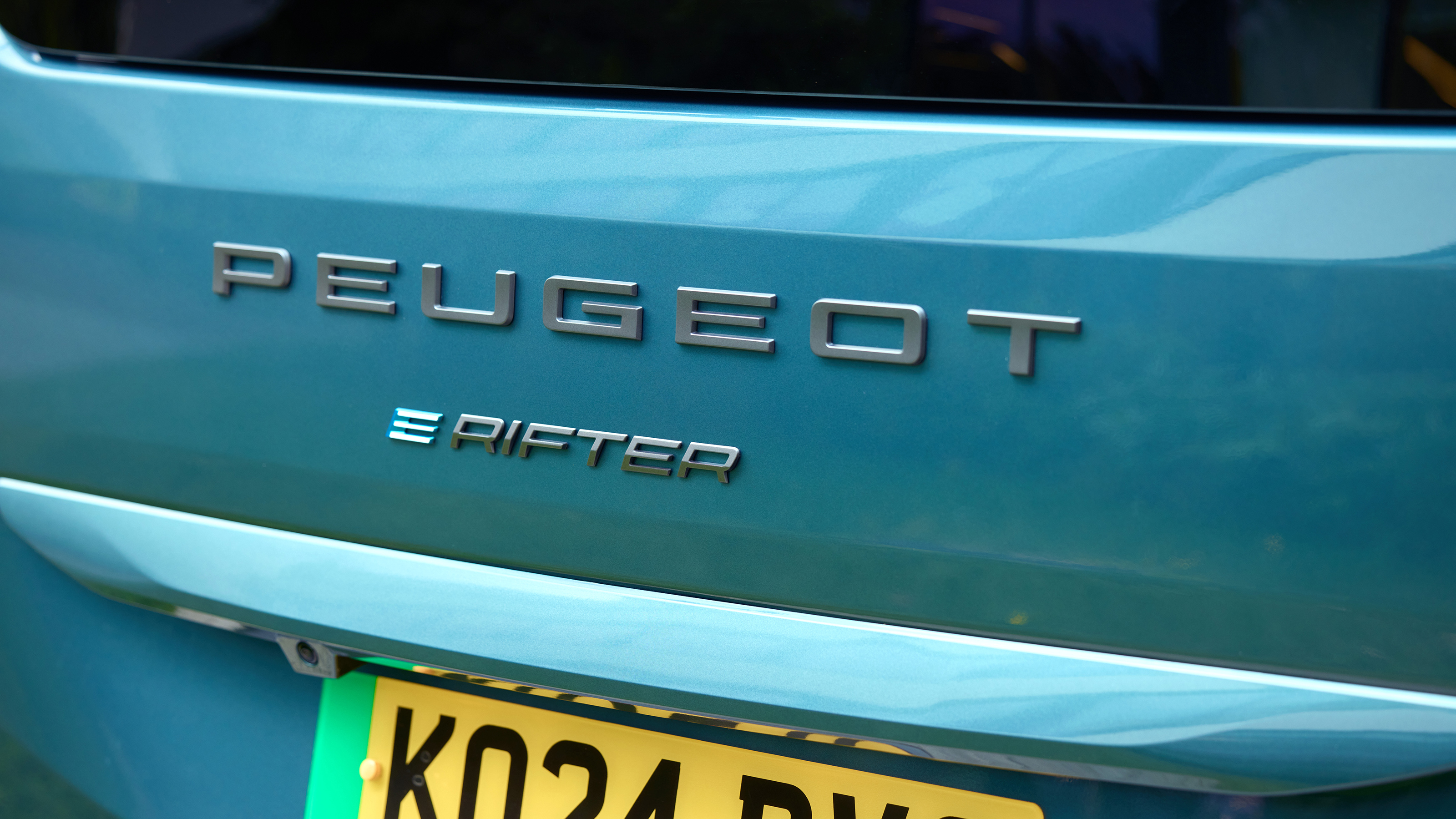 Peugeot E-Rifter - tailgate badging