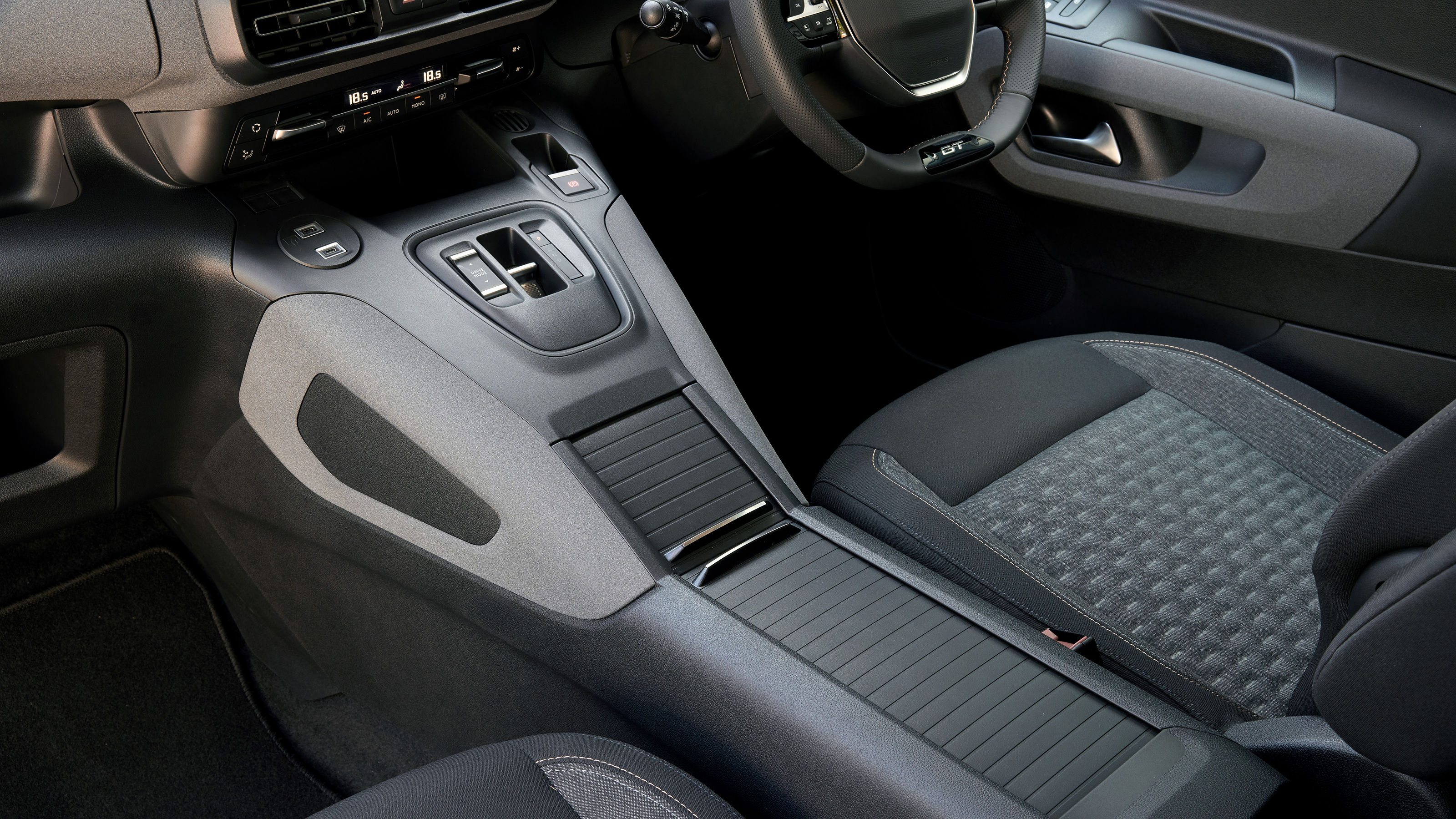 Peugeot E-Rifter - centre console