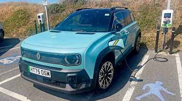 Renault 4 - charging fleetwatch
