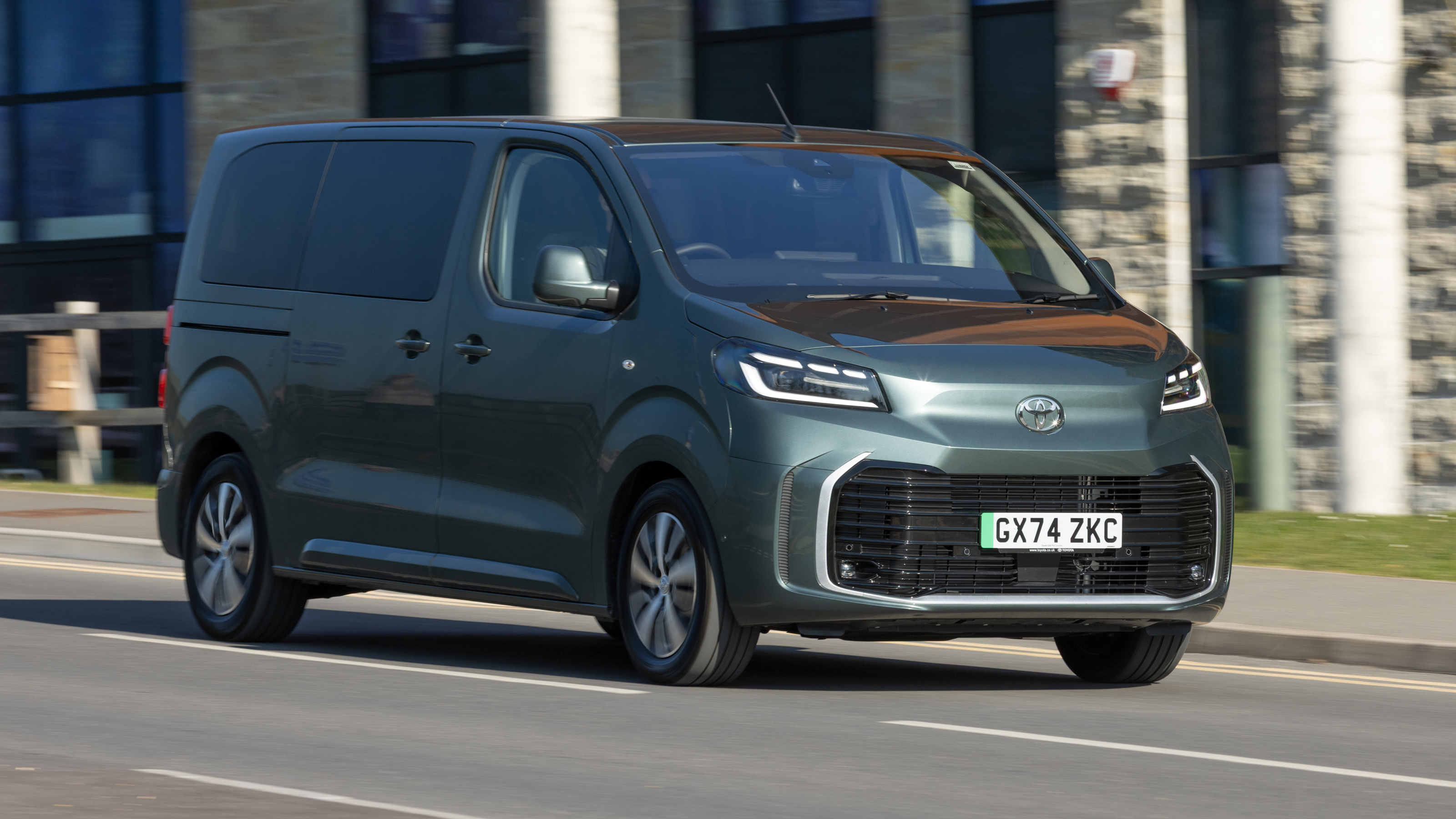 Toyota Proace Verso Electric - front action
