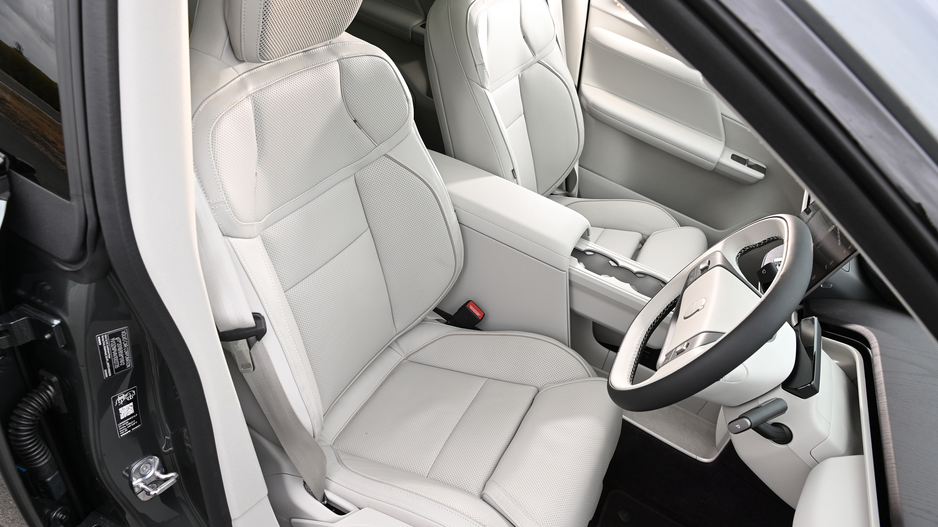 Volvo EX60 2026 - front seats 