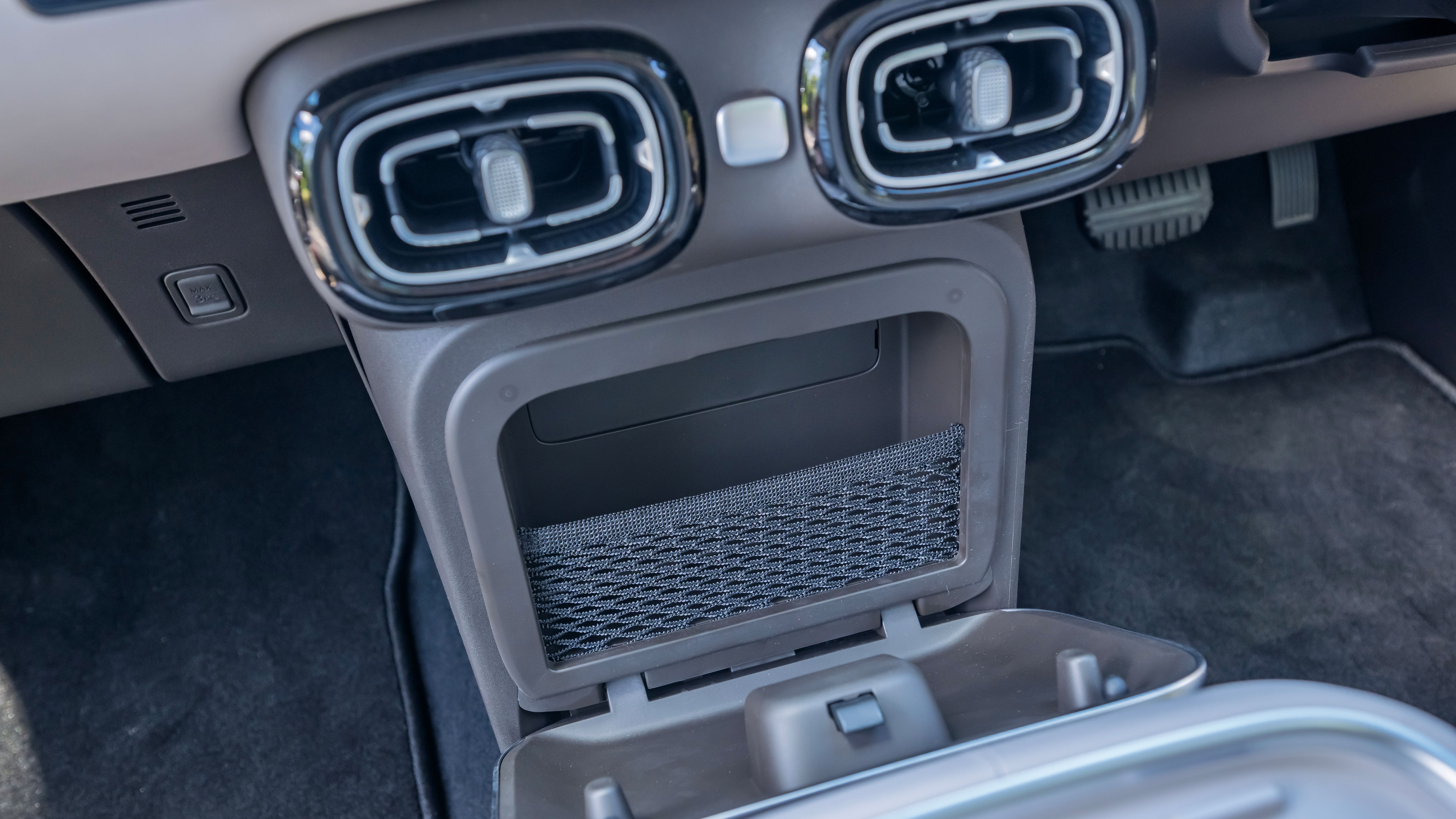 Aion UT - front storage