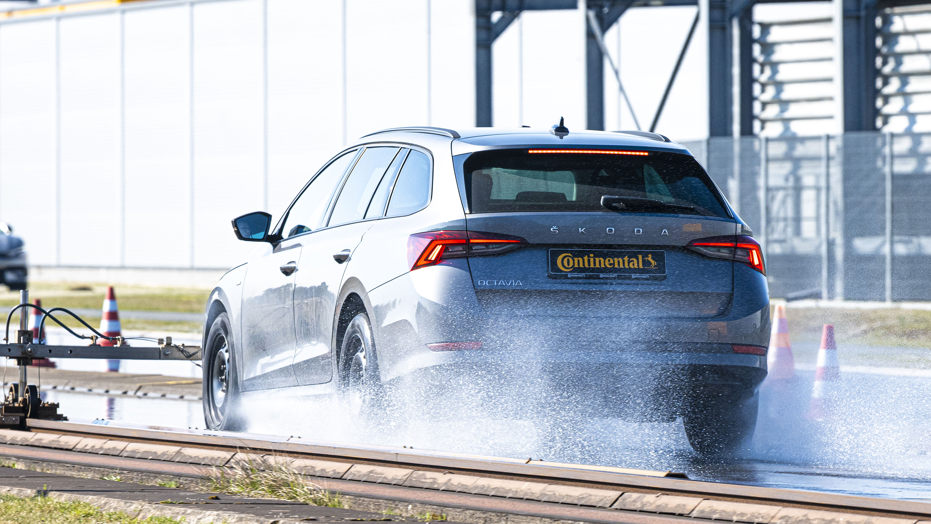 All Season tyre test - Skoda Octavia rear wet tracking