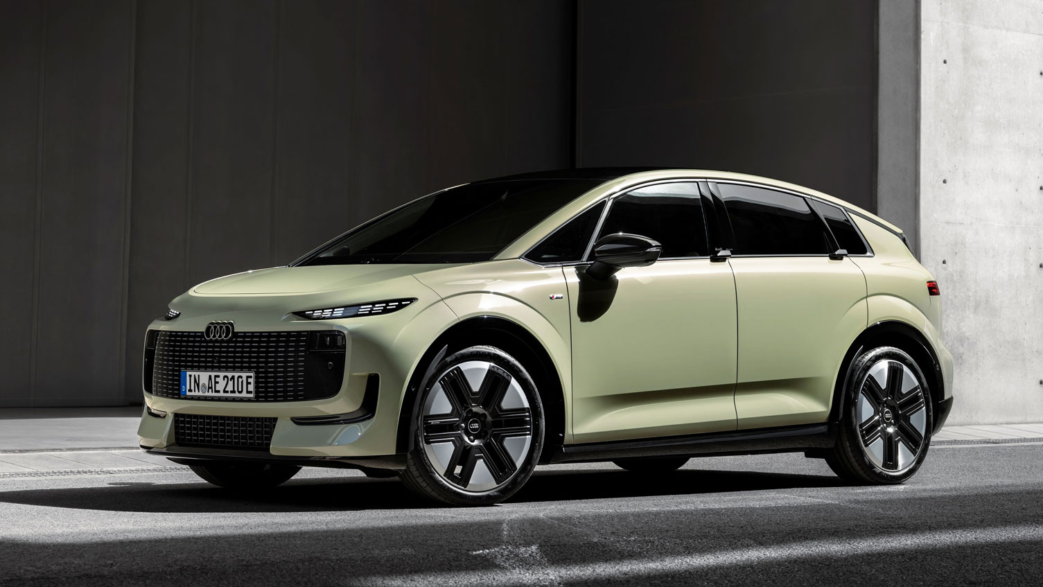 Audi A2 e-tron - front studio