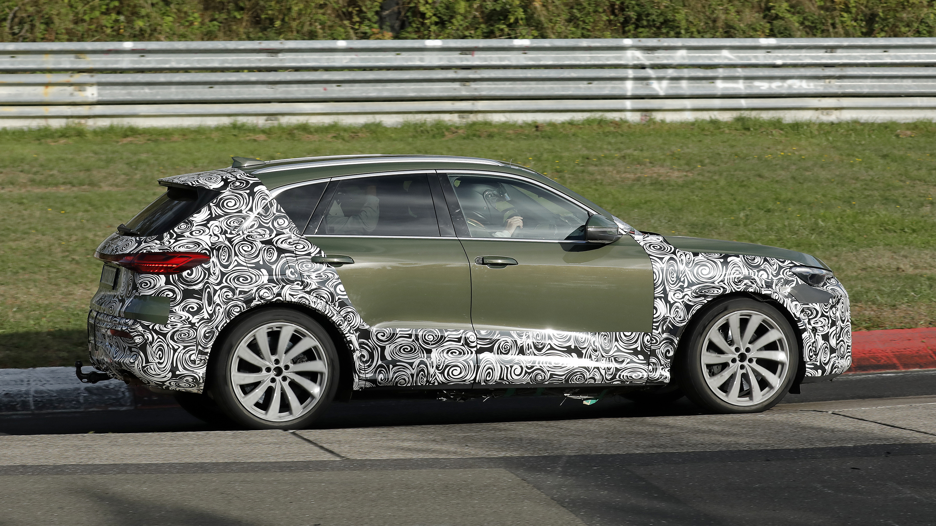 New Audi RS Q5 SUV - side 