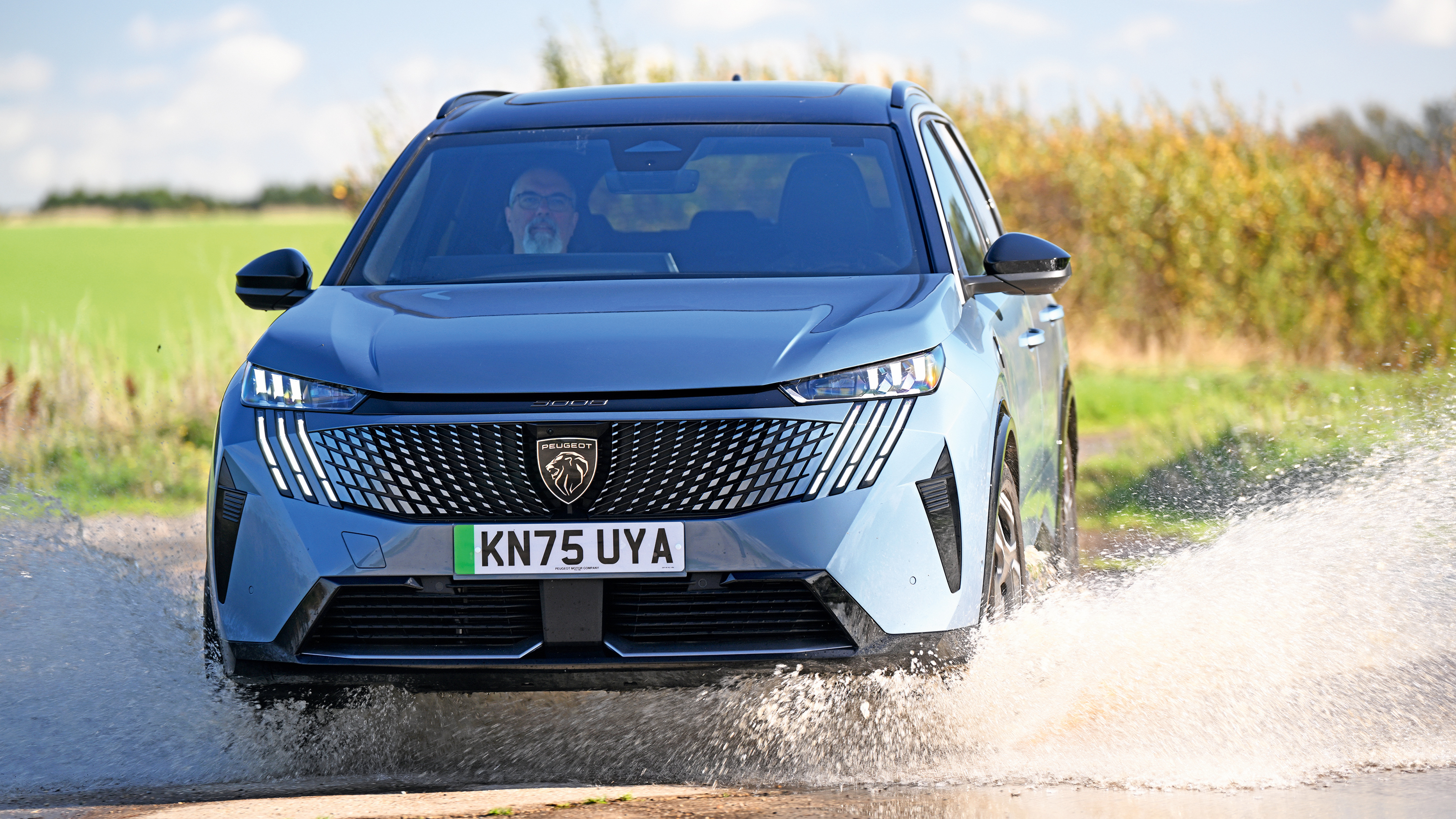Peugeot E-5008 - front action