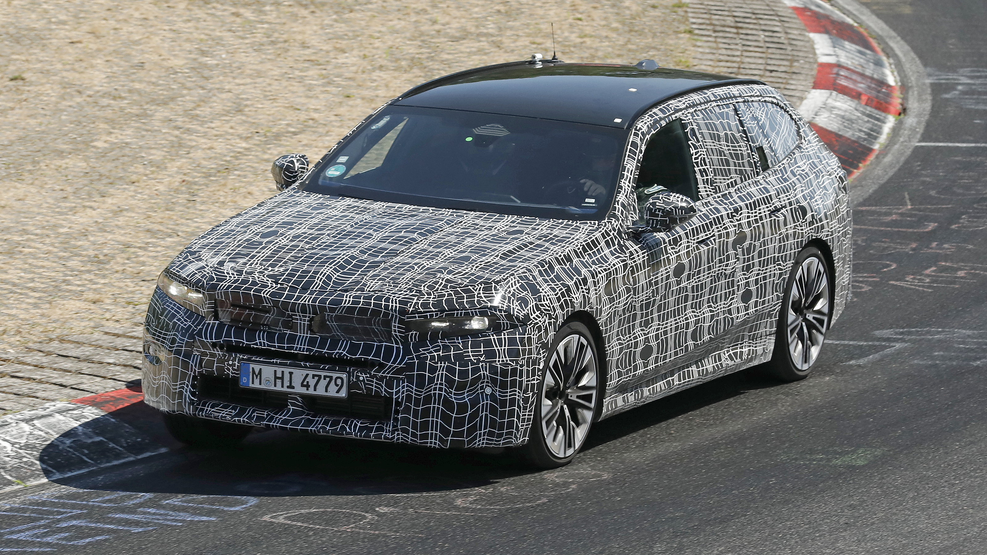 Facelift BMW 5 Series Touring - front cornering 