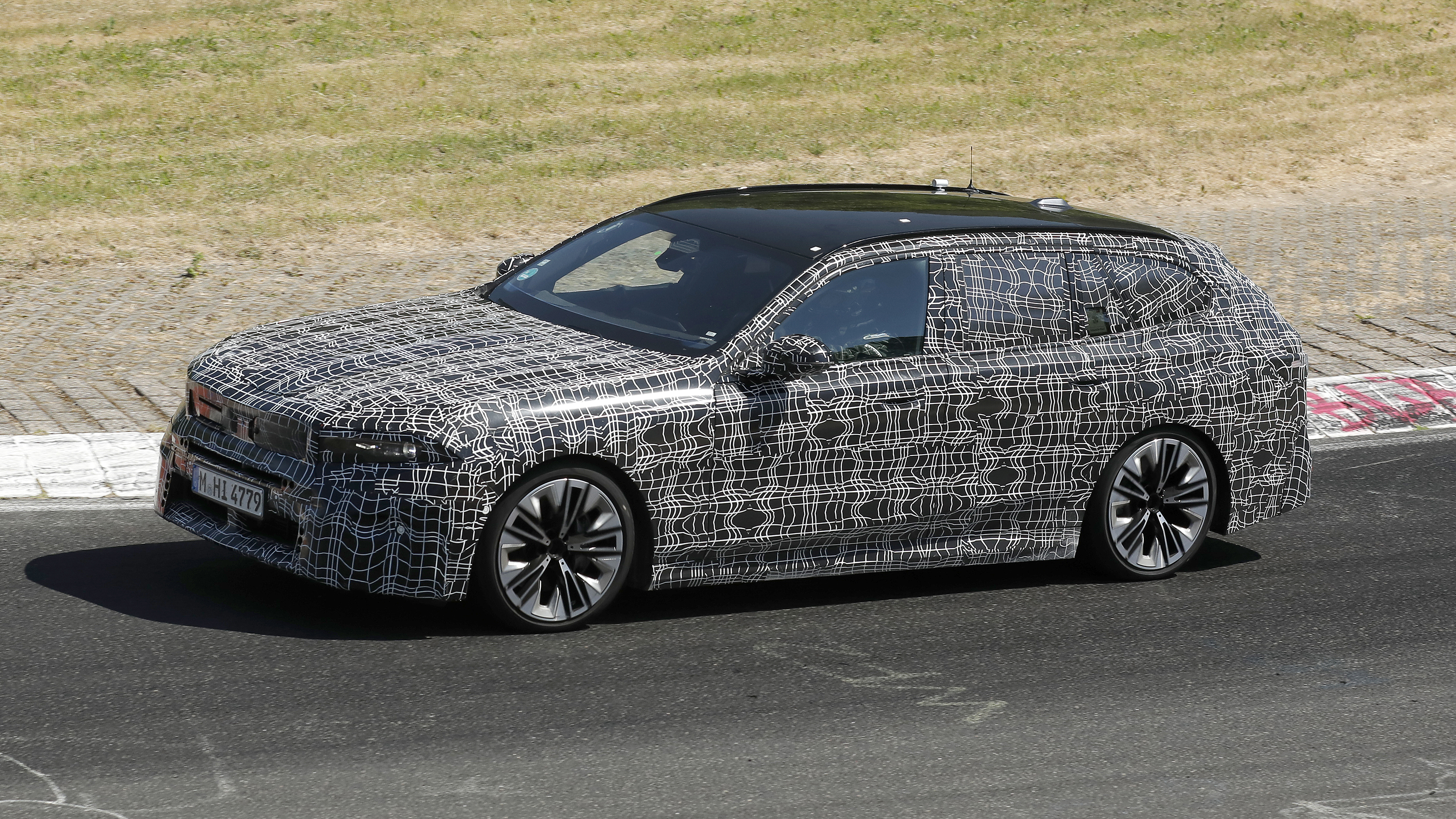 Facelift BMW 5 Series Touring - front action 