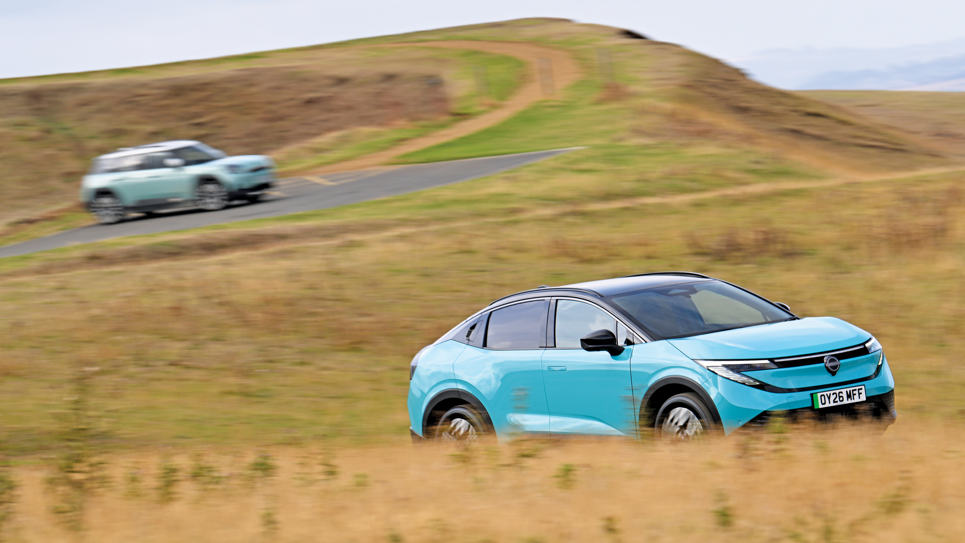 MINI Aceman SE Exclusive - Leaf and MINI driving