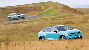 MINI Aceman SE Exclusive - Leaf and MINI driving