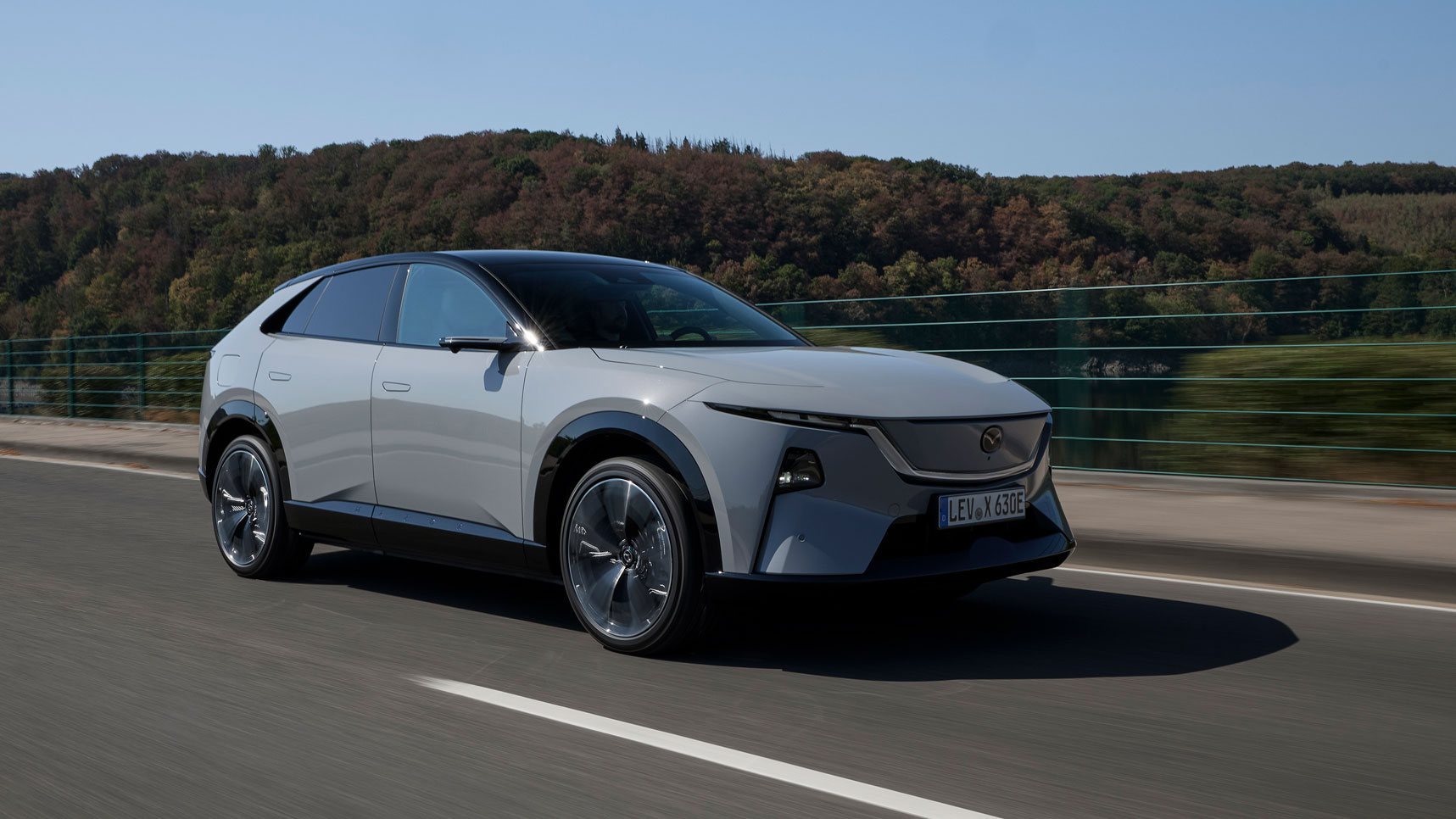 Mazda CX-6e - front action
