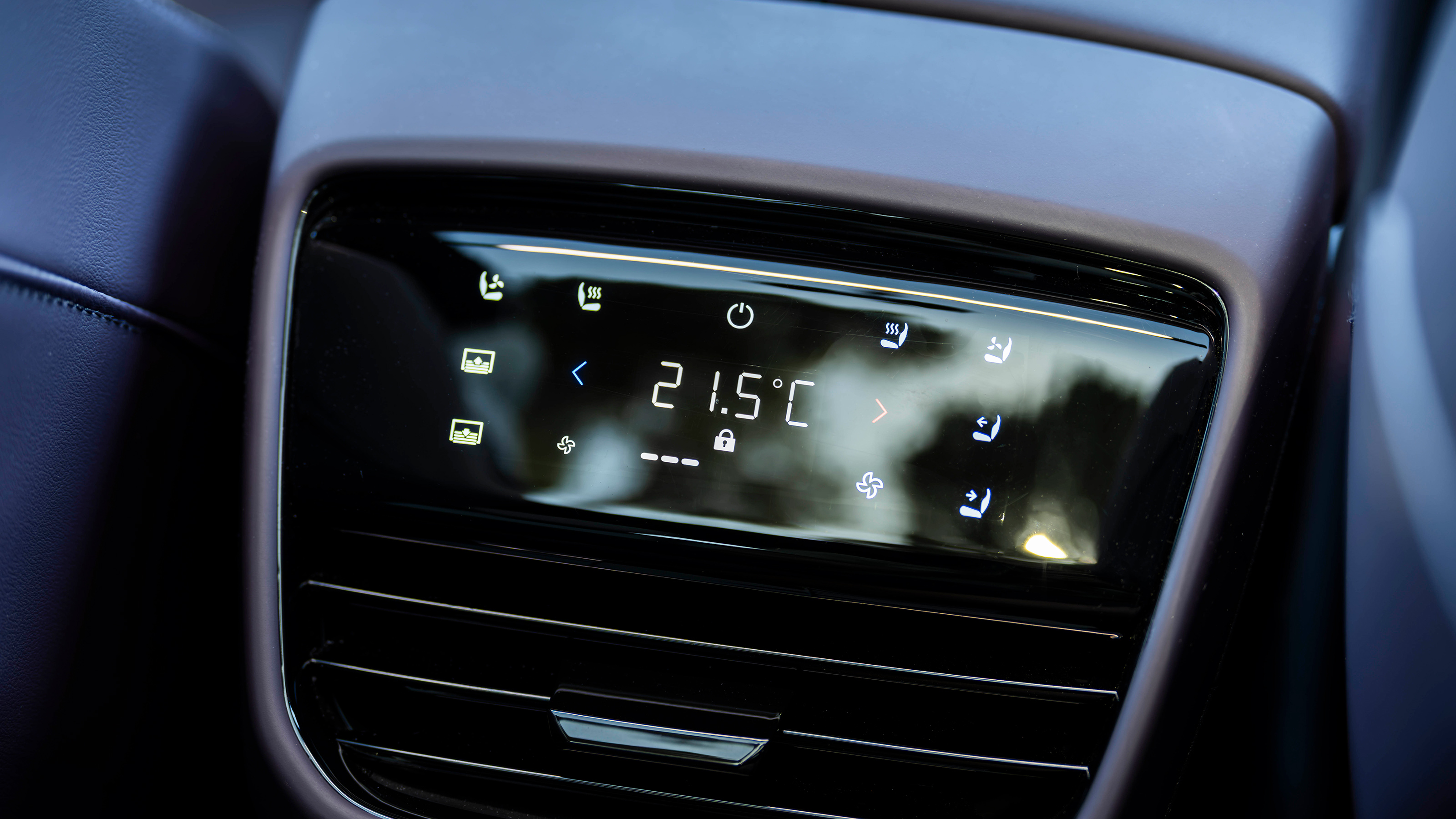 Mazda CX-6e - rear passenger controls