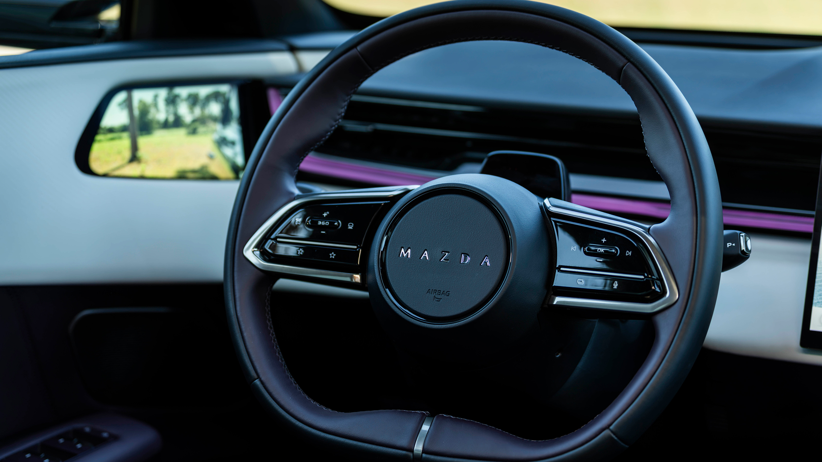 Mazda CX-6e - steering wheel