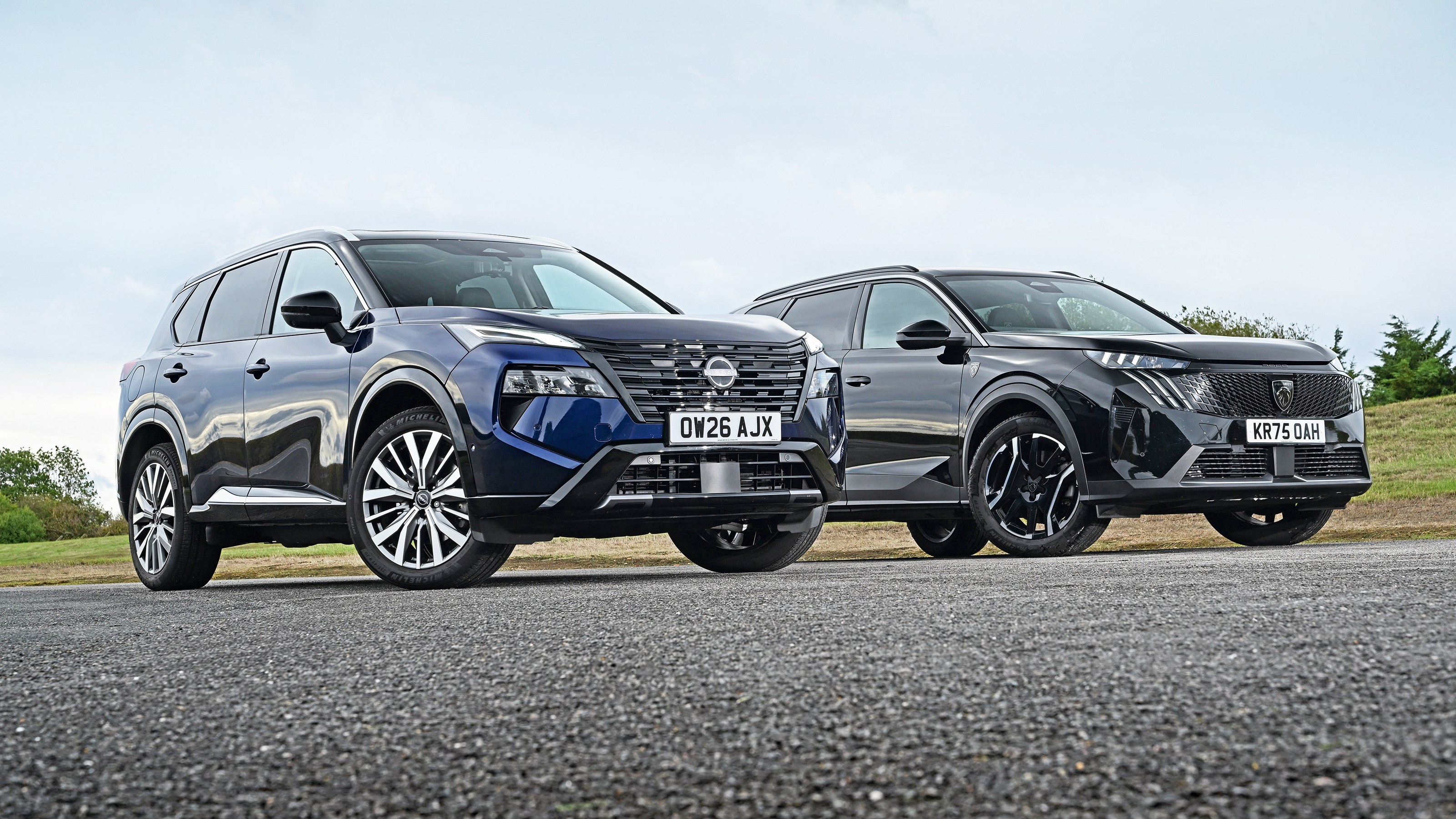 Peugeot 5008 vs Nissan X-Trail - front angled