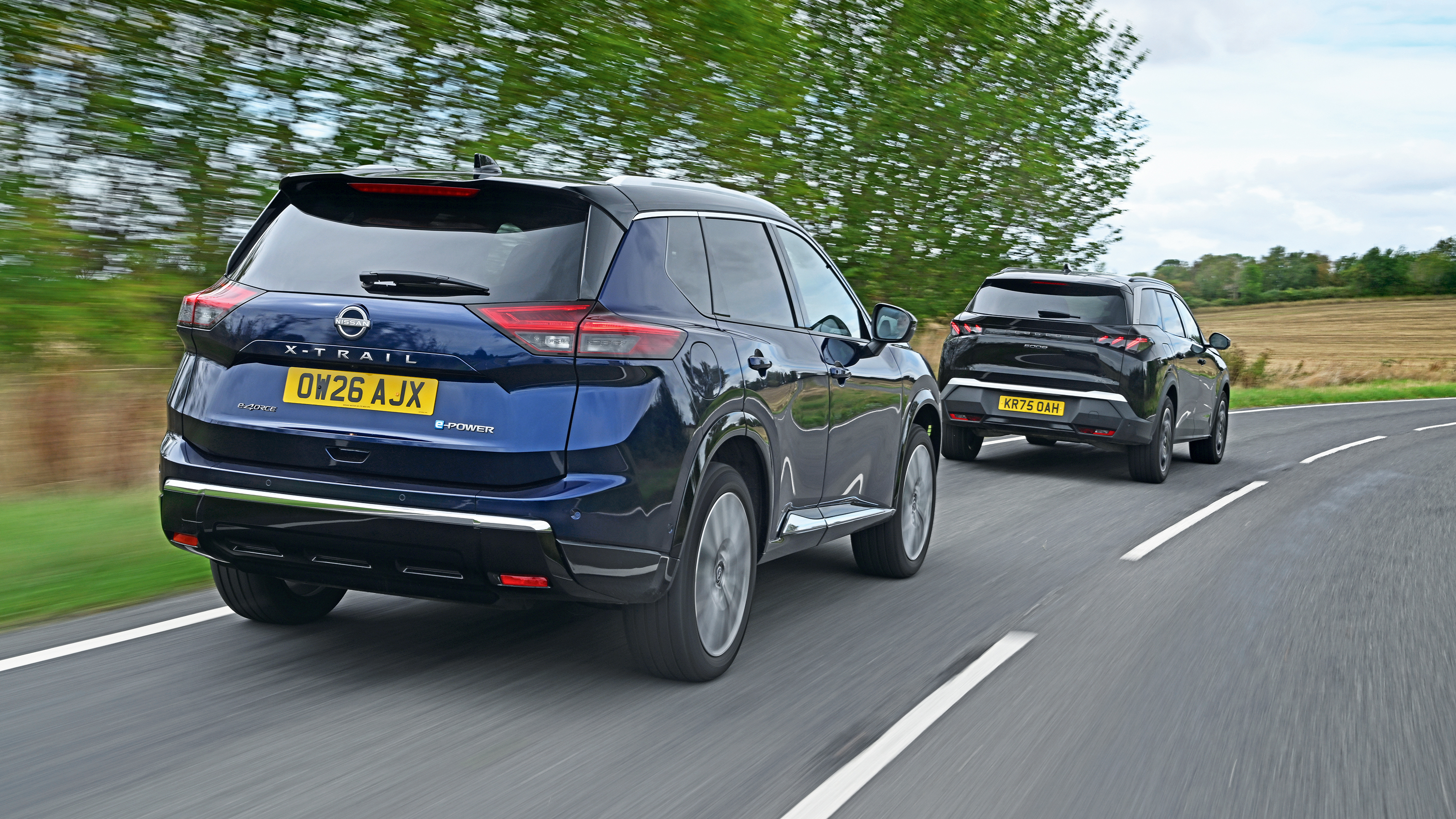 Peugeot 5008 vs Nissan X-Trail - rear 3/4