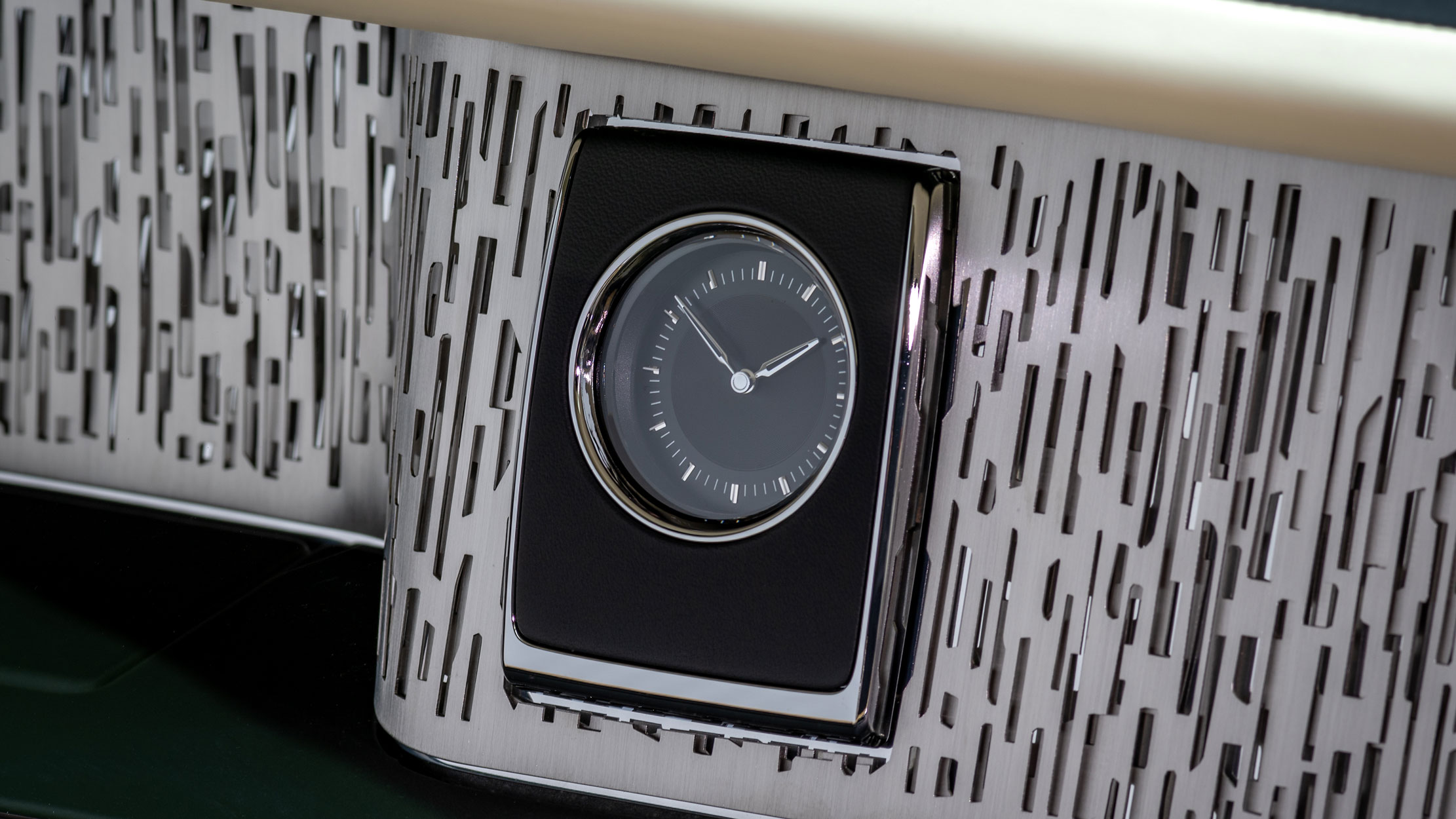 Rolls-Royce Phantom Hummingbird - clock