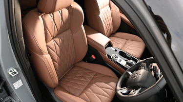 Mitsubishi Outlander - front seats