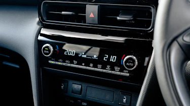 Toyota Yaris Cross facelift - centre console switchgear