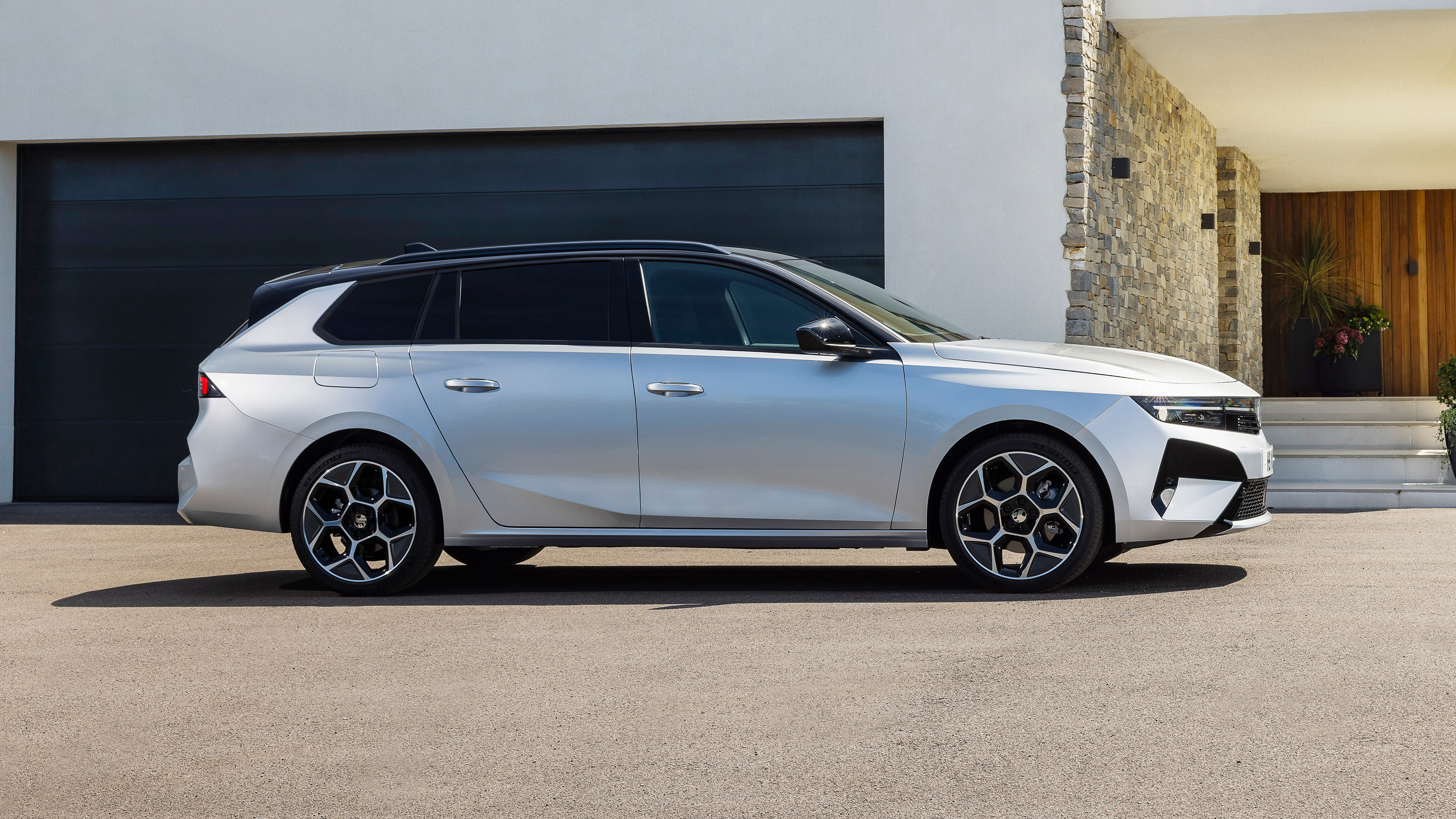 Vauxhall Astra manual - Sports Tourer side