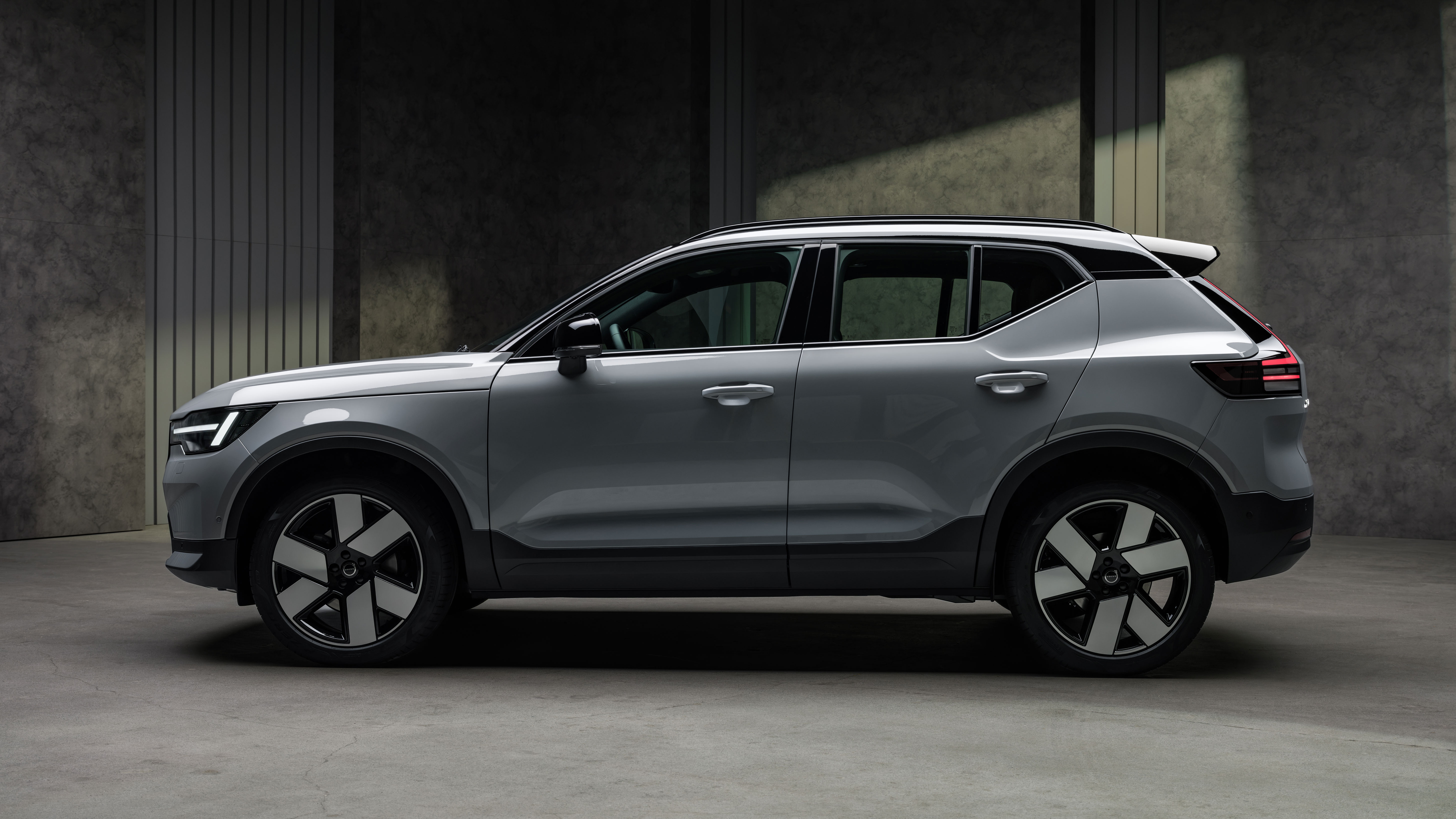 Volvo XC40 facelift - side