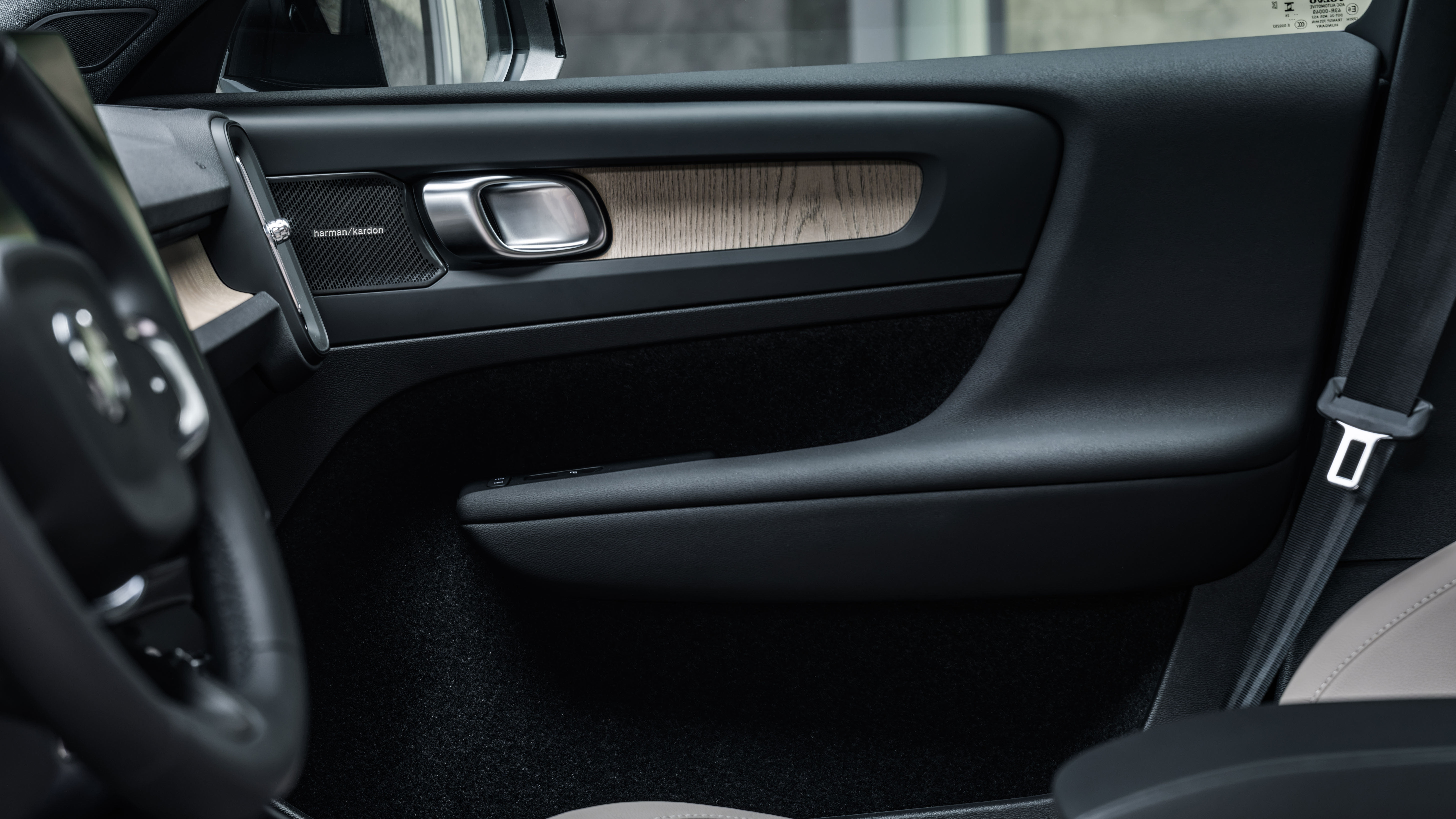 Volvo XC40 facelift - trim