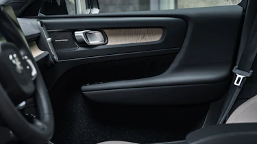 Volvo XC40 facelift - trim