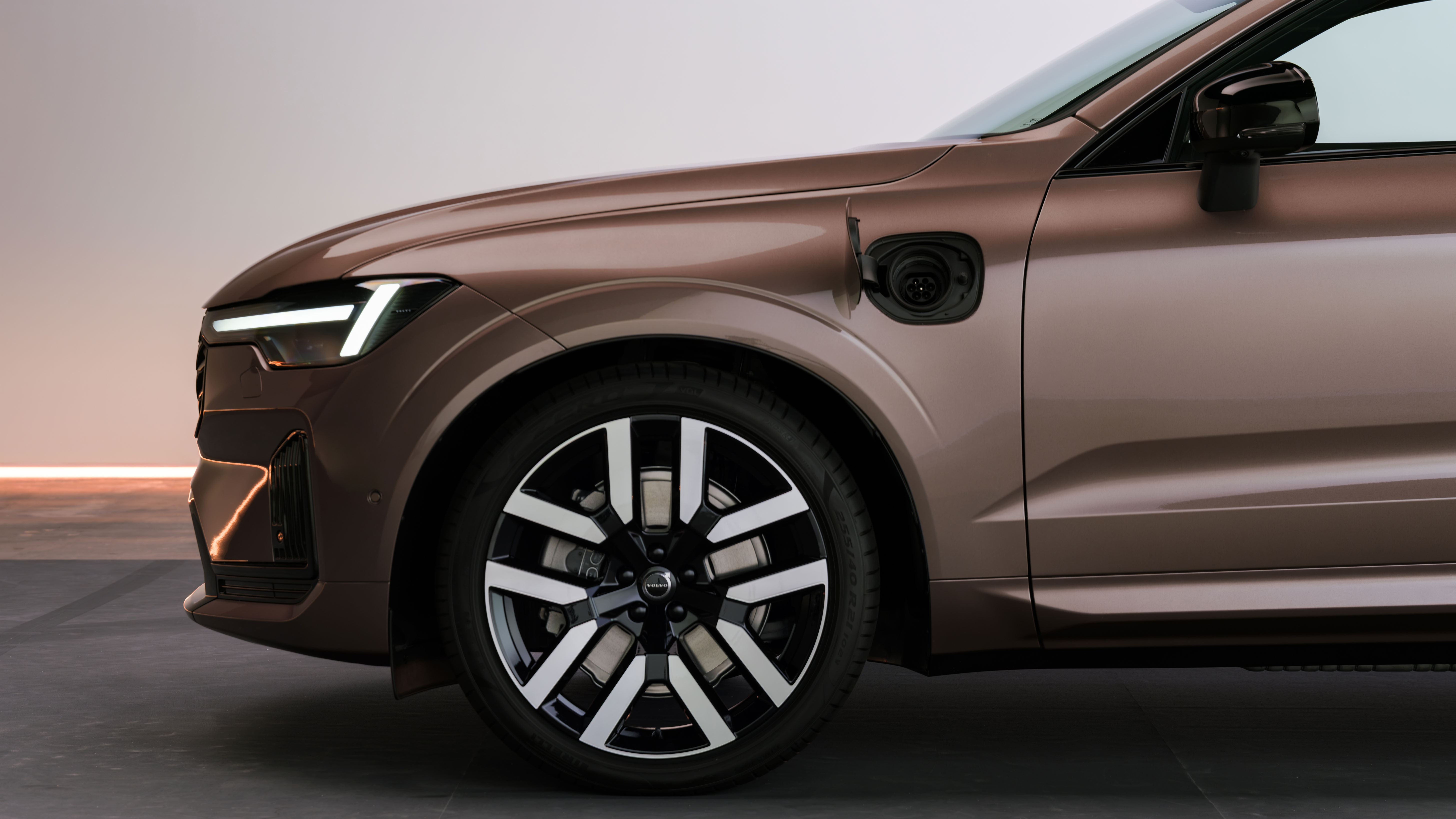 Volvo XC60 facelift 2026 - charging port