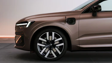 Volvo XC60 facelift 2026 - charging port