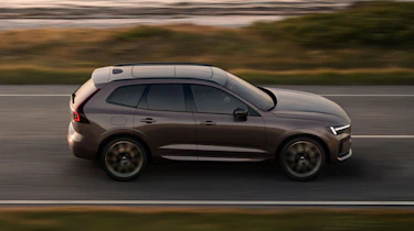 Volvo XC60 facelift 2026 - side action