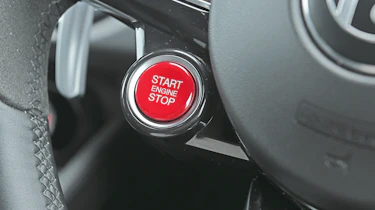 Alfa Romeo Stelvio Quadrifoglio - engine start stop