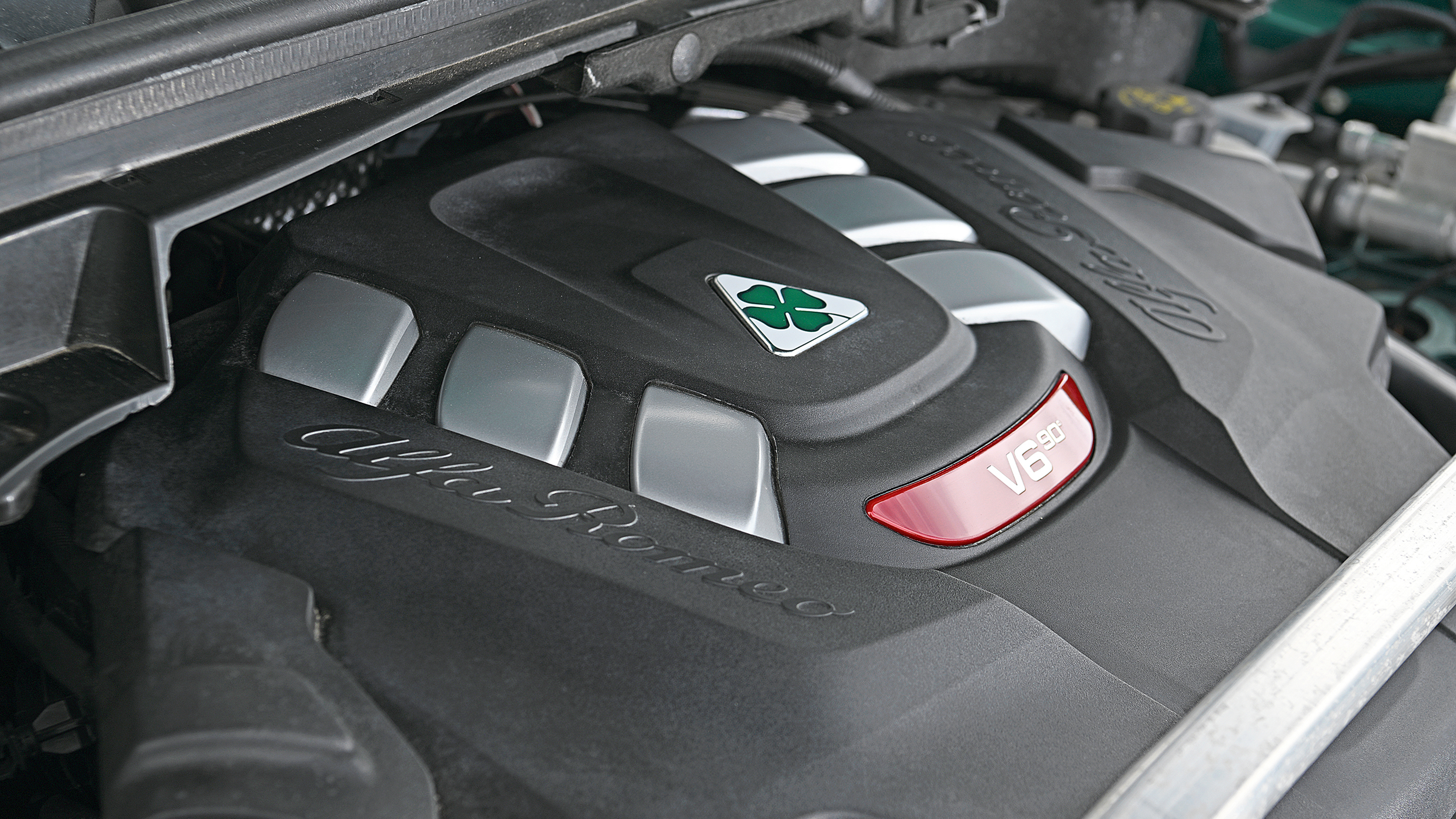 Alfa Romeo Stelvio Quadrifoglio - engine