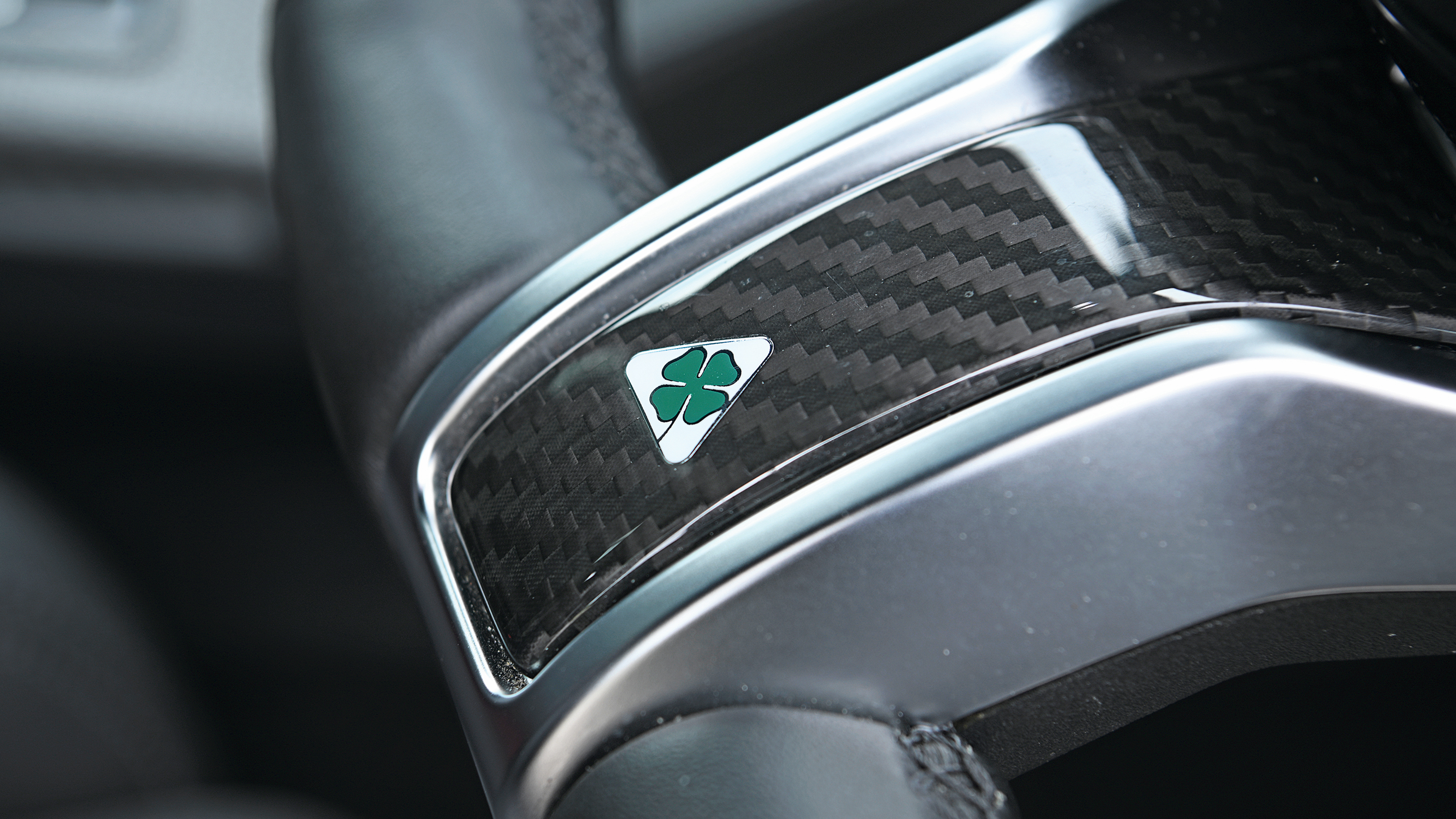 Alfa Romeo Stelvio Quadrifoglio - steering wheel cloverleaf