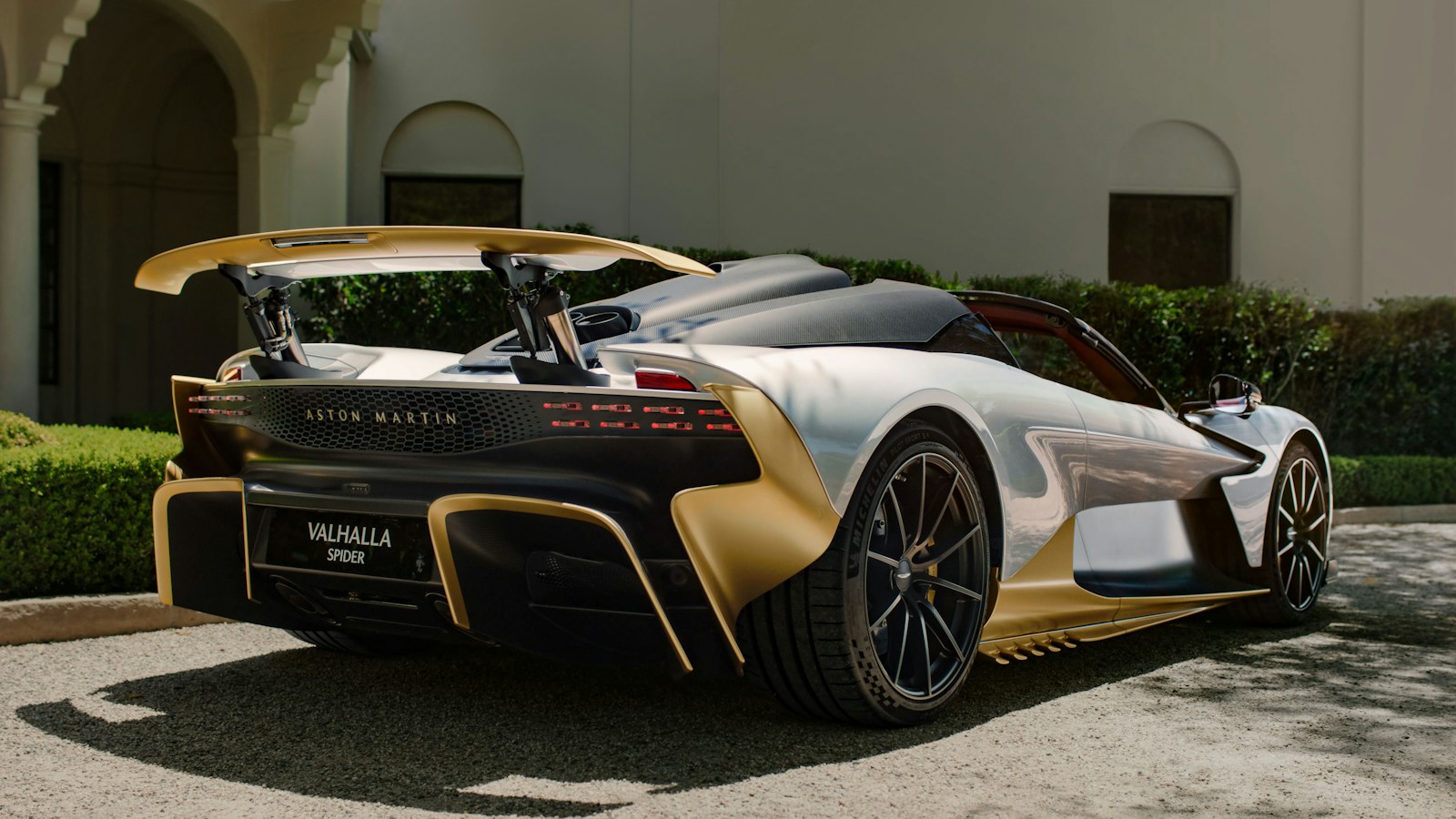 Aston Martin Valhalla Spider сзади три четверти