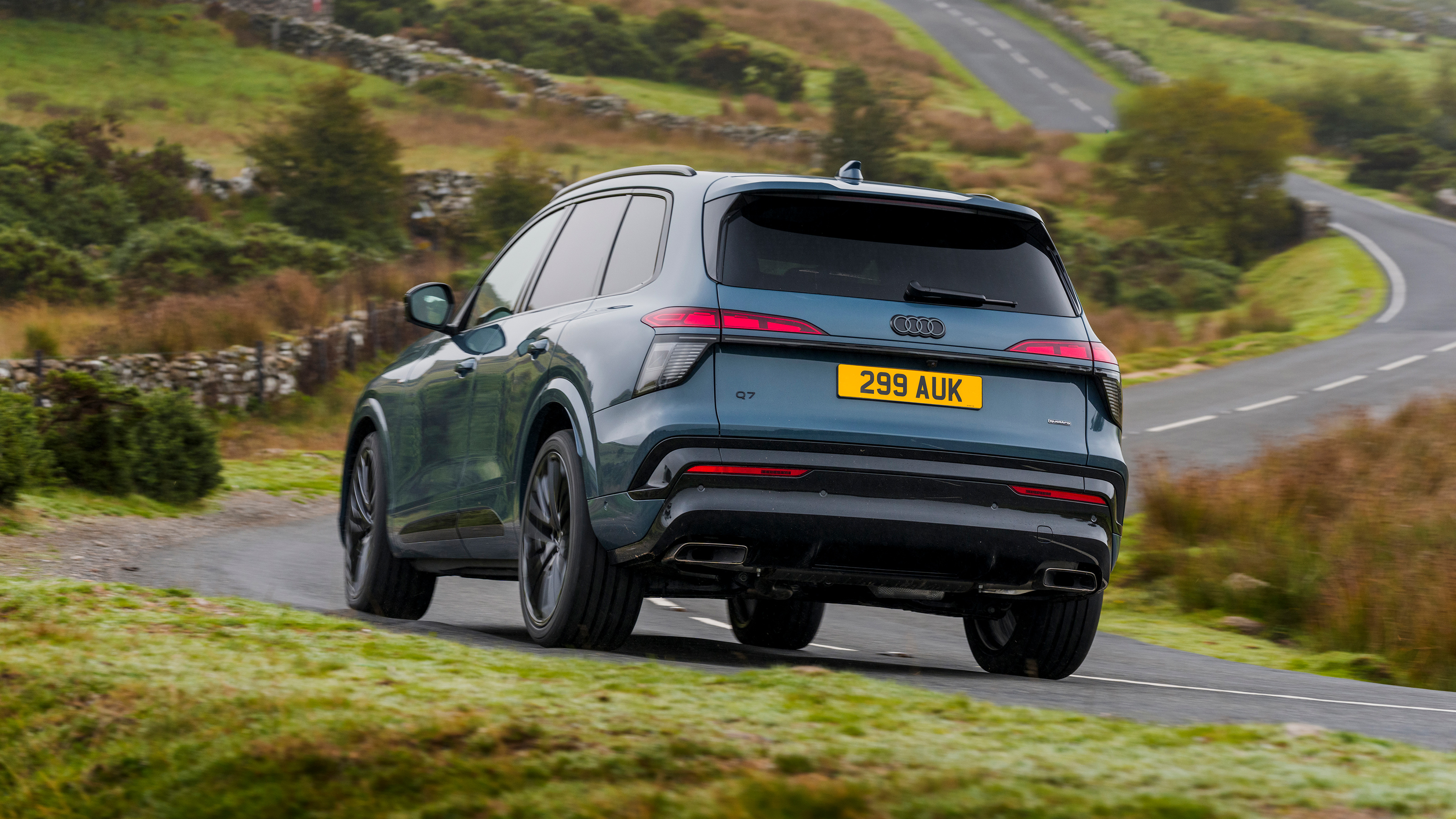Audi Q7 - rear cornering