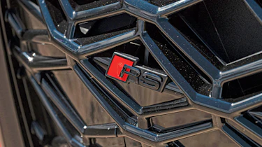 Audi RS 5 Avant - grill badge