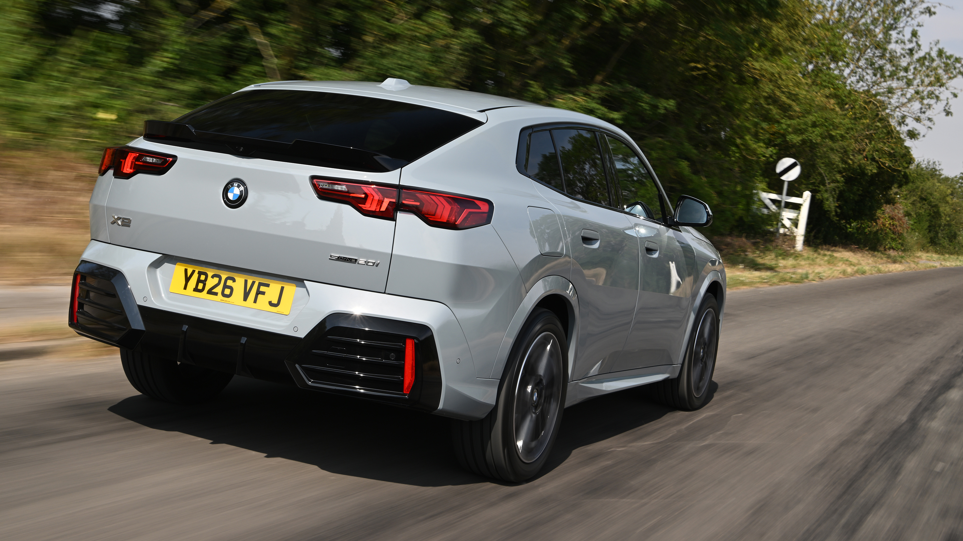 BMW X2 - rear tracking