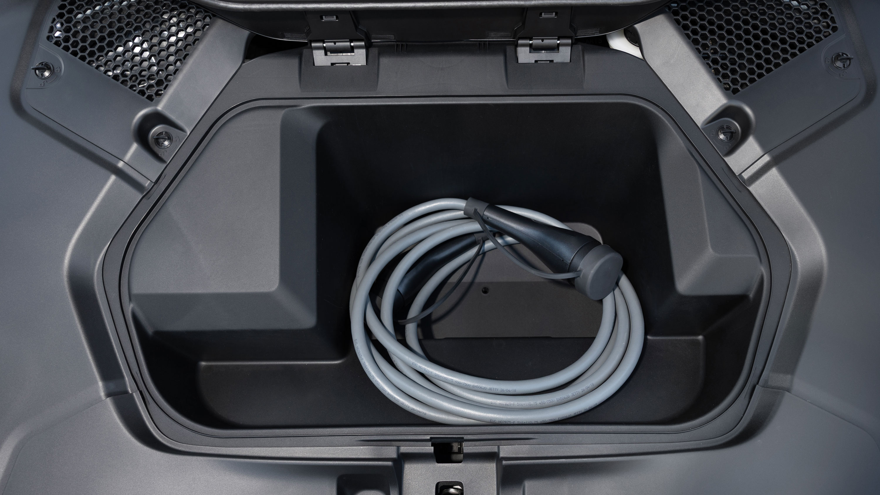 BMW i3 - cable storage