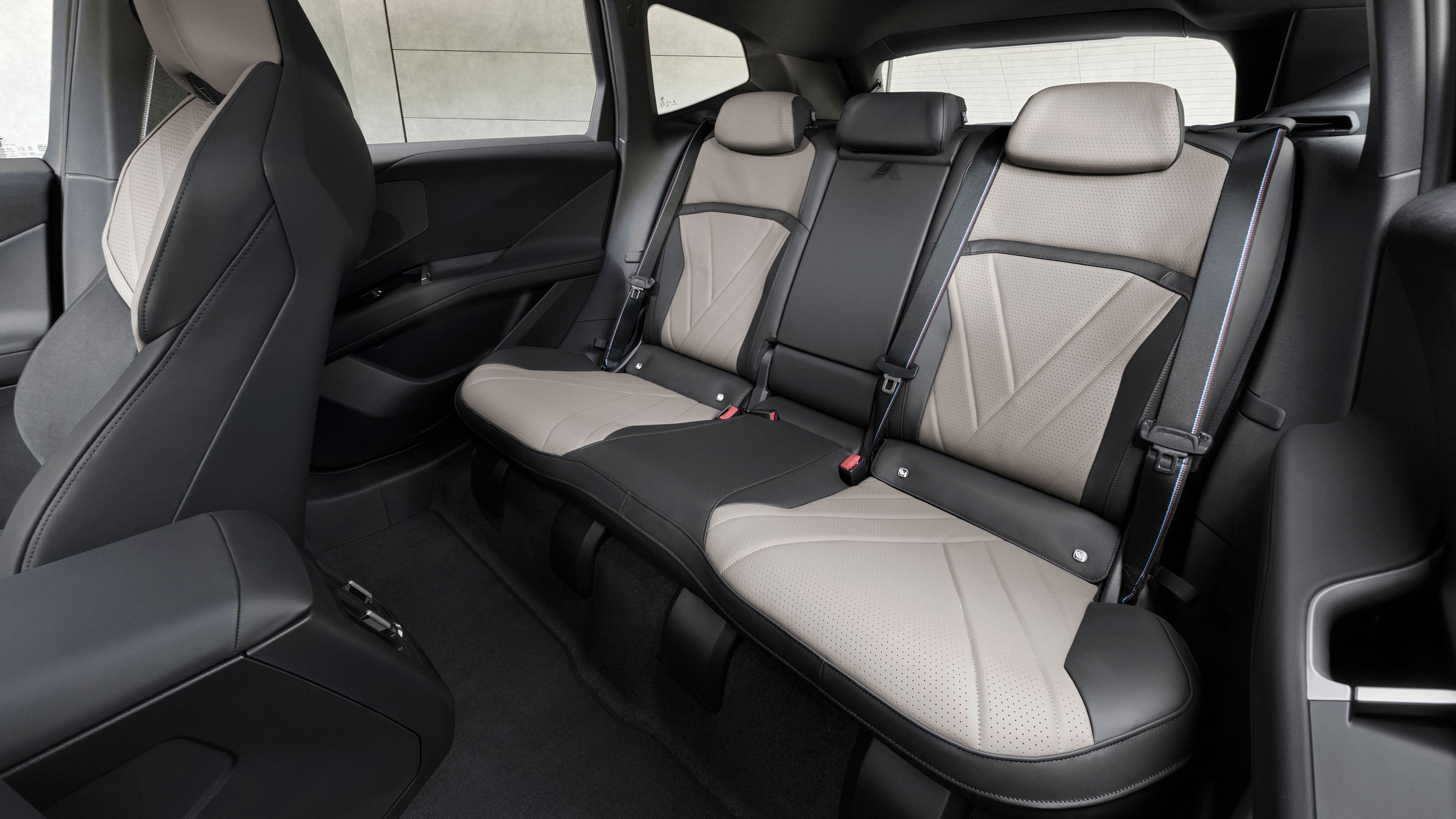 BMW iX3 M60 - rear seat