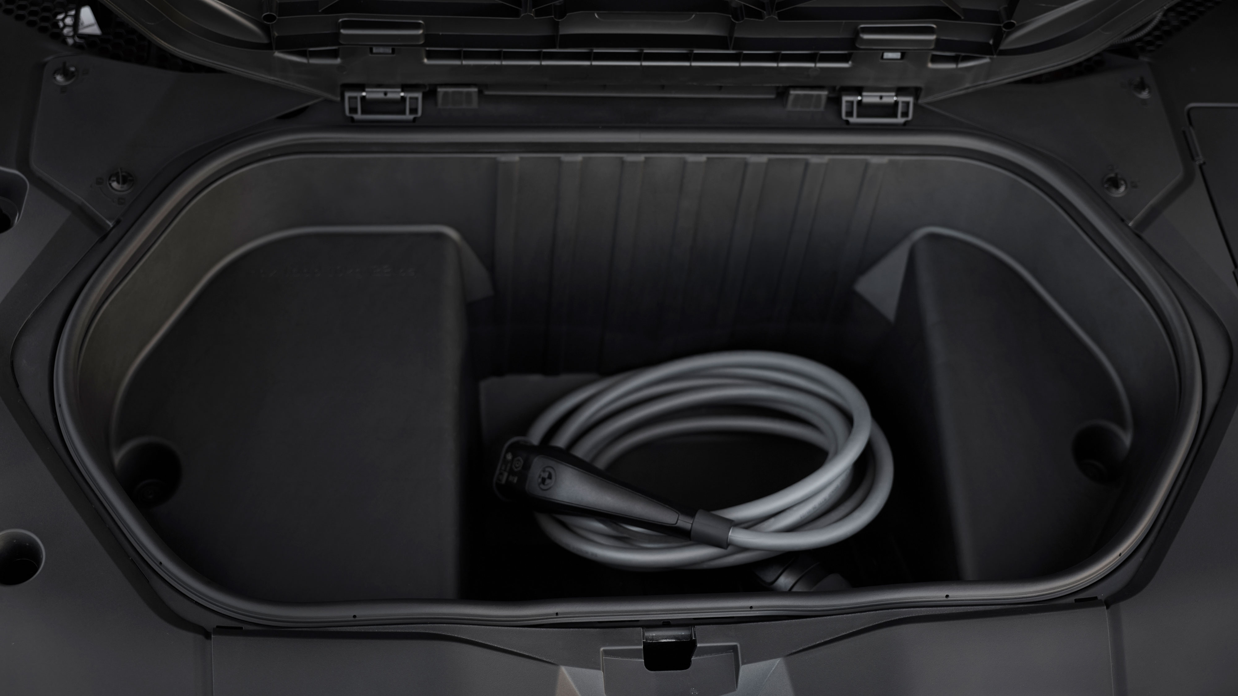 BMW iX4 50 - charging cable