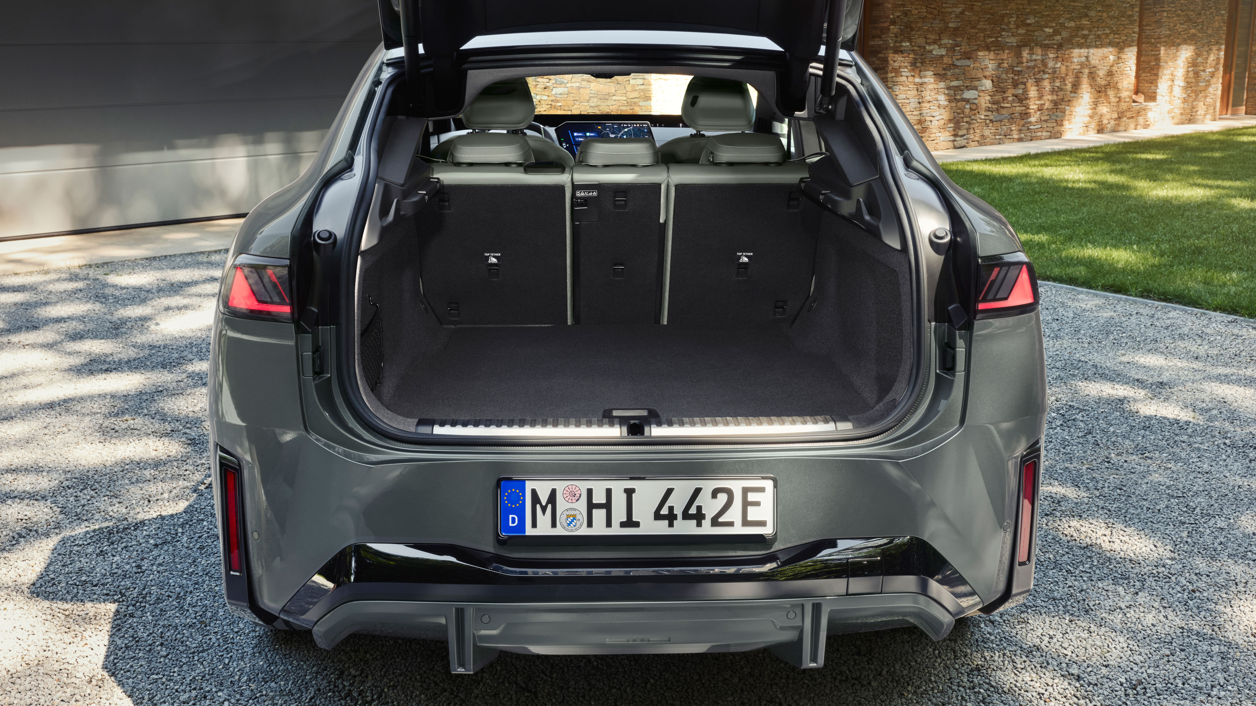 BMW iX4 50 - boot
