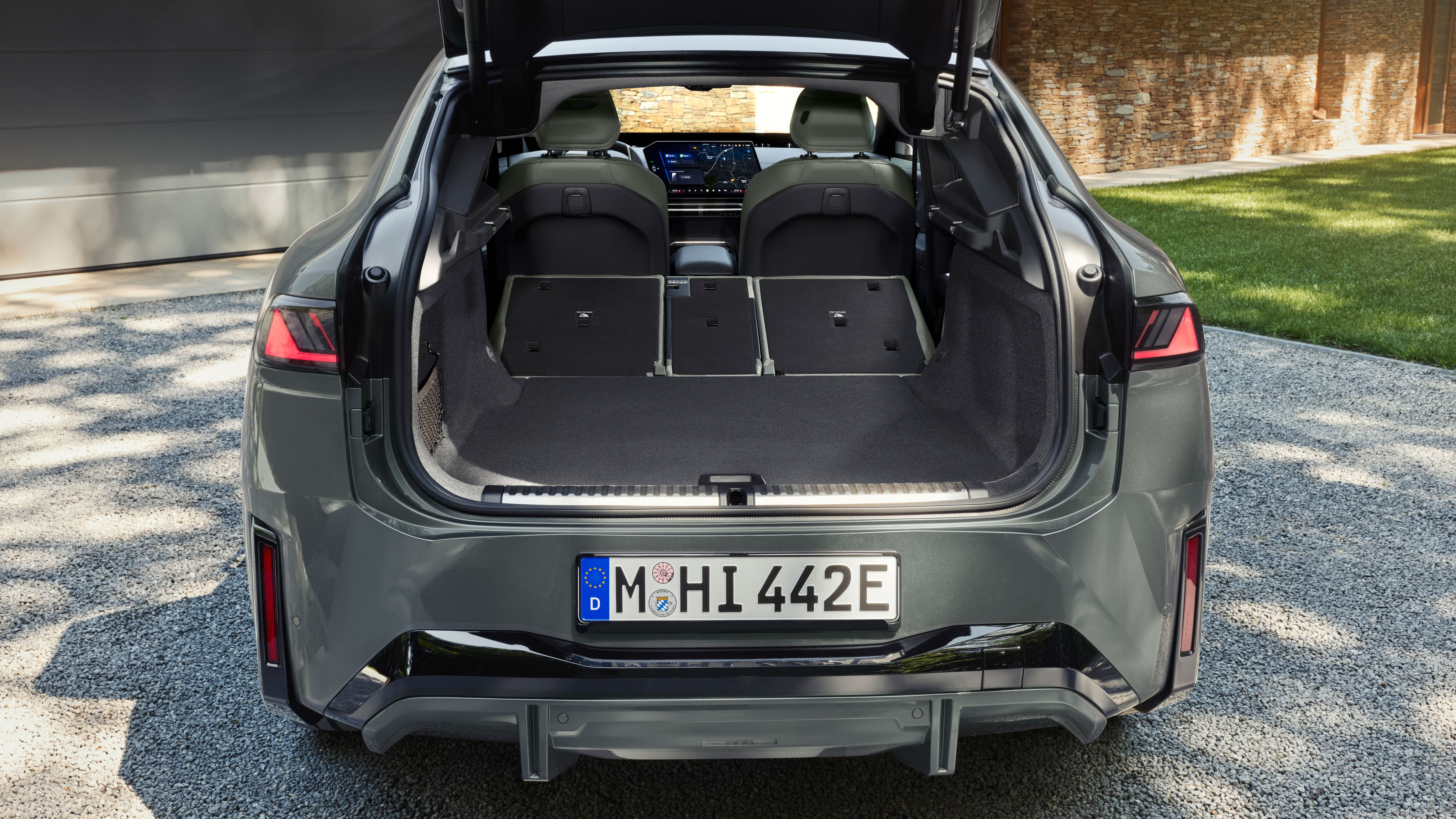 BMW iX4 50 - boot seats down